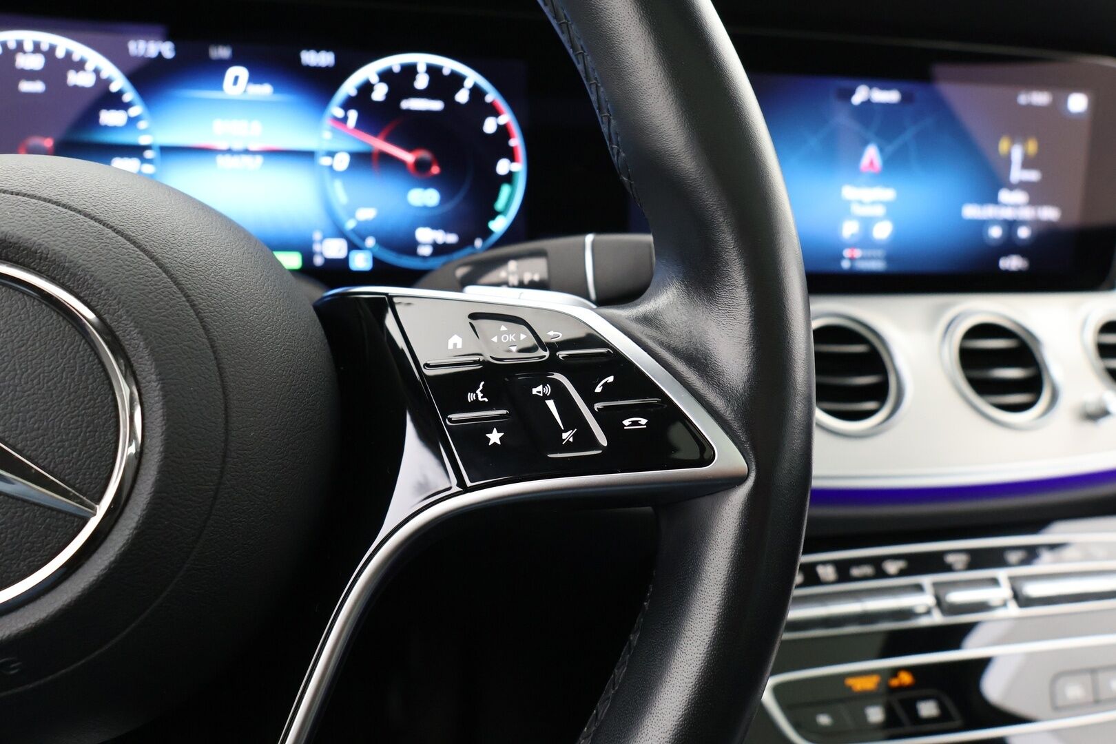 MERCEDES-BENZ E 2021 300 de 4MATIC EQ Power AMG / Hierovat Etuistuimet / Distronic+ / HUD / 360° Kamera / Panorama / Muistipaketti / Multibeam LED / Nahkasisusta / Koukku / Widescreen