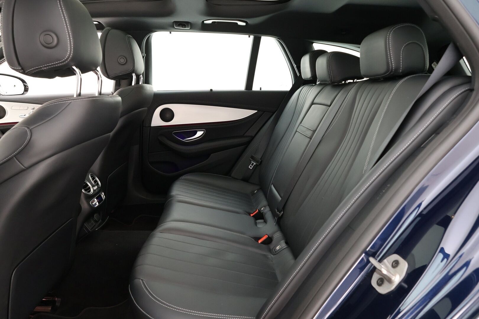 MERCEDES-BENZ E 2021 300 de 4MATIC EQ Power AMG / Hierovat Etuistuimet / Distronic+ / HUD / 360° Kamera / Panorama / Muistipaketti / Multibeam LED / Nahkasisusta / Koukku / Widescreen