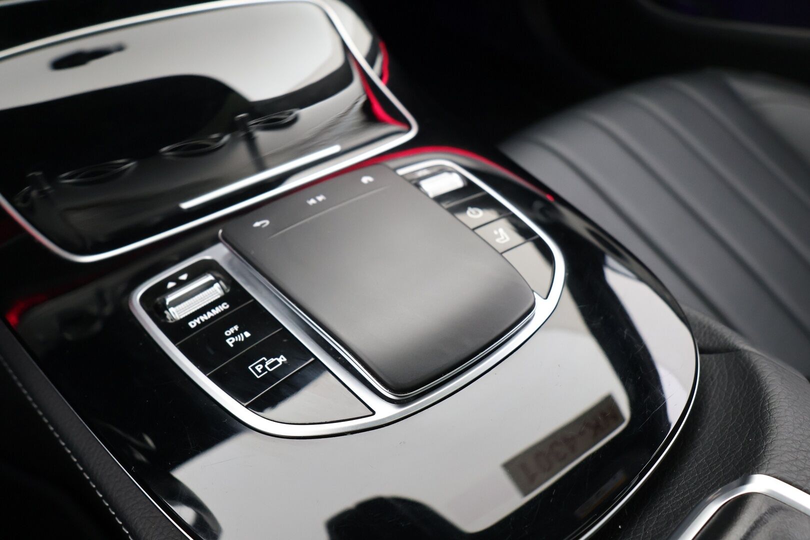 MERCEDES-BENZ E 2021 300 de 4MATIC EQ Power AMG / Hierovat Etuistuimet / Distronic+ / HUD / 360° Kamera / Panorama / Muistipaketti / Multibeam LED / Nahkasisusta / Koukku / Widescreen