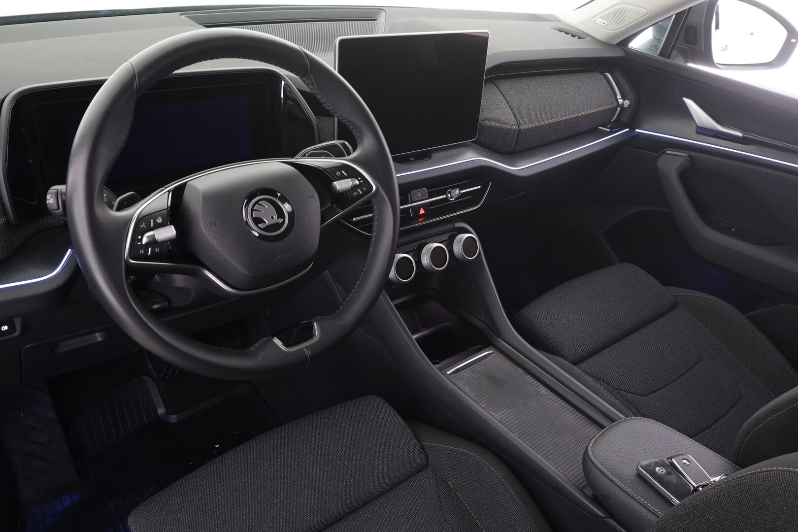 Skoda Kodiaq 2024 1.5 TSI eTEC Style DSG 7-P * Webasto / Koukku / ACC / Matrix / P.kamera / Sportpenkit Muistilla / Navi * - Harvinainen 7 paikkainen / 1-om Suomi-auto / Kahdet renkaat aluvanteilla / Merkkihuollot - HULLUT AVAJAISHULINAT KORKOTARJOUS 3,29 %