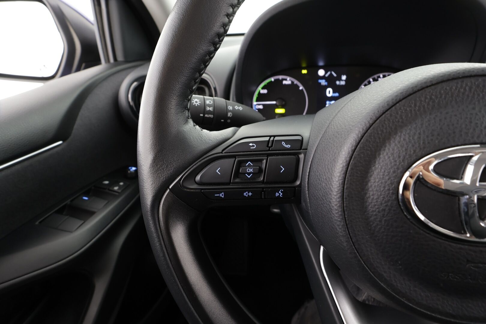 Toyota Yaris 2024 1,5 Hybrid Active Plus * 1.Om Suomi-auto / ACC / P.kamera / Navi / KeylessGo / Kaistavahti / Ratinlämmitin * - 2xRenkaat / Merkkihuollettu - HULLUT BLACKWEEK JATKOT - KORKOTARJOUS 2,49%