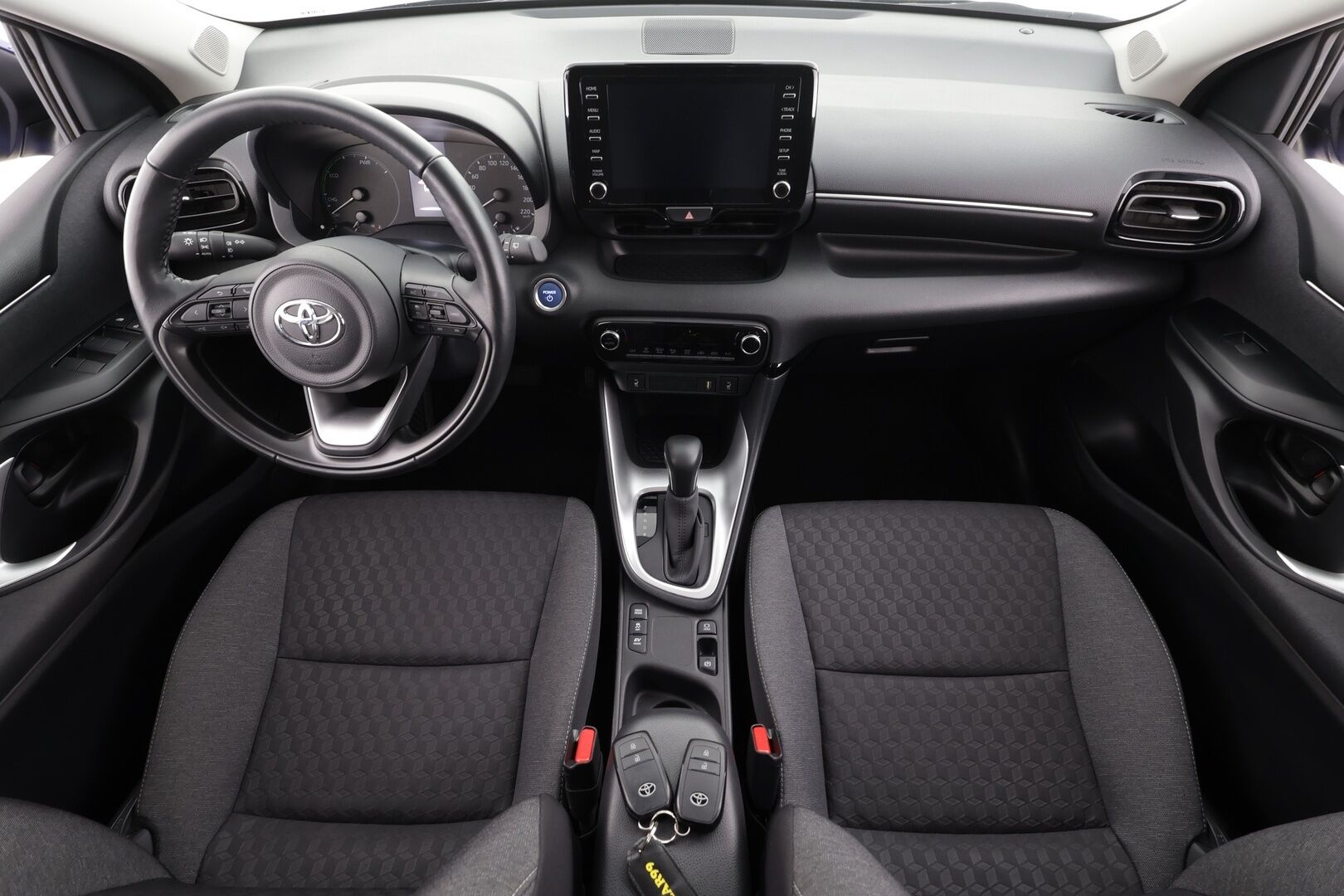 Toyota Yaris 2024 1,5 Hybrid Active Plus * 1.Om Suomi-auto / ACC / P.kamera / Navi / KeylessGo / Kaistavahti / Ratinlämmitin * - 2xRenkaat / Merkkihuollettu - HULLUT BLACKWEEK JATKOT - KORKOTARJOUS 2,49%