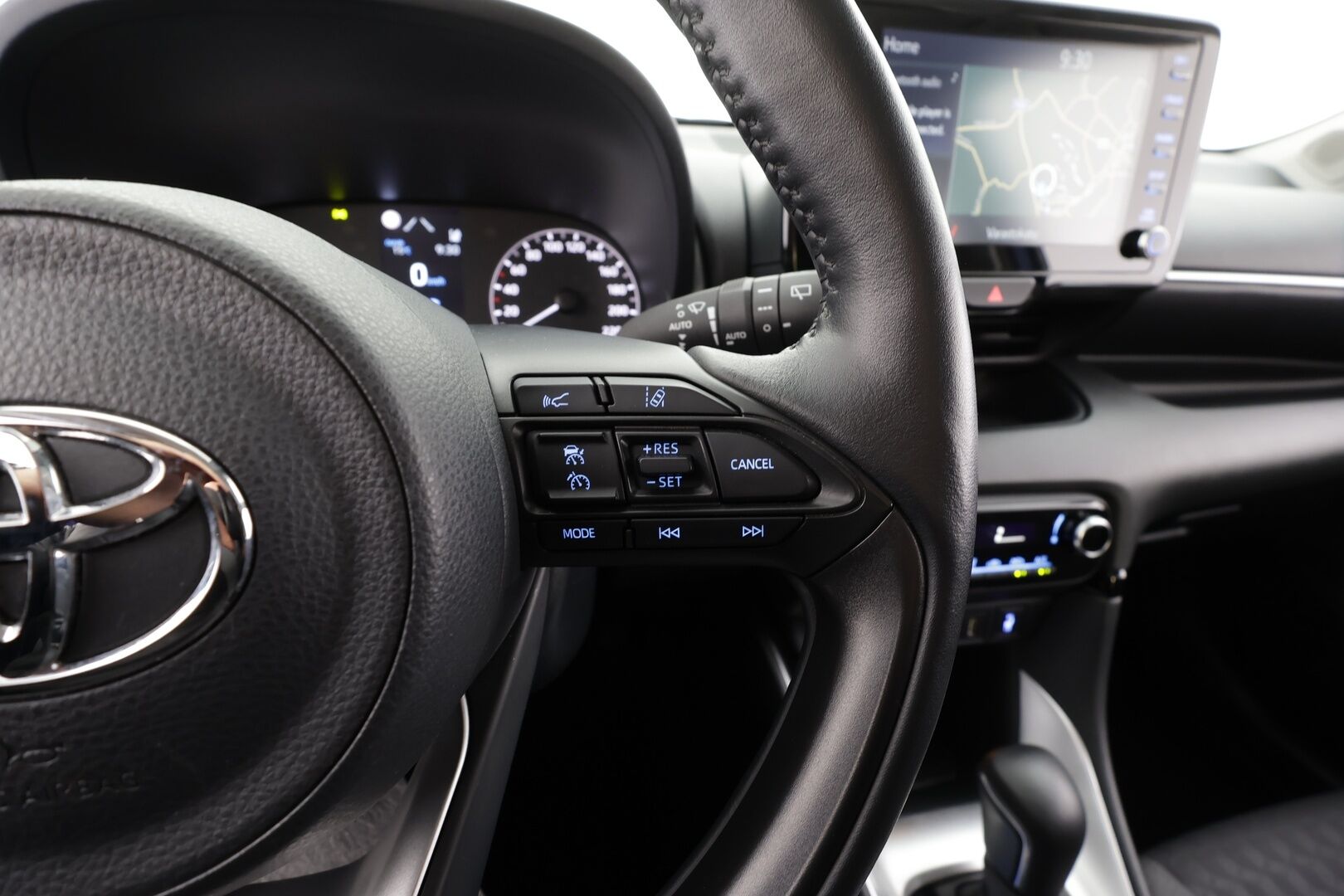 Toyota Yaris 2024 1,5 Hybrid Active Plus * 1.Om Suomi-auto / ACC / P.kamera / Navi / KeylessGo / Kaistavahti / Ratinlämmitin * - 2xRenkaat / Merkkihuollettu - HULLUT BLACKWEEK JATKOT - KORKOTARJOUS 2,49%