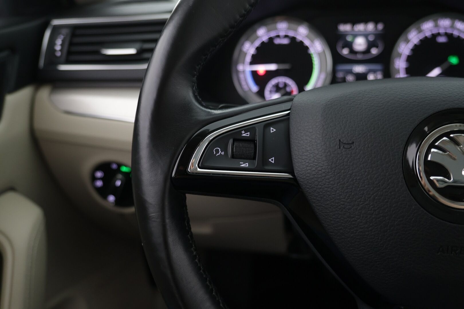 SKODA SUPERB 2020 1.4 TSI PHEV Combi Style iV  DSG Autom. / Panorama / Keyless / Vakkari / Navi / Smartlink / LED * - Huippuvarusteet / Siisti yksilö / Kattavasti huollettu!