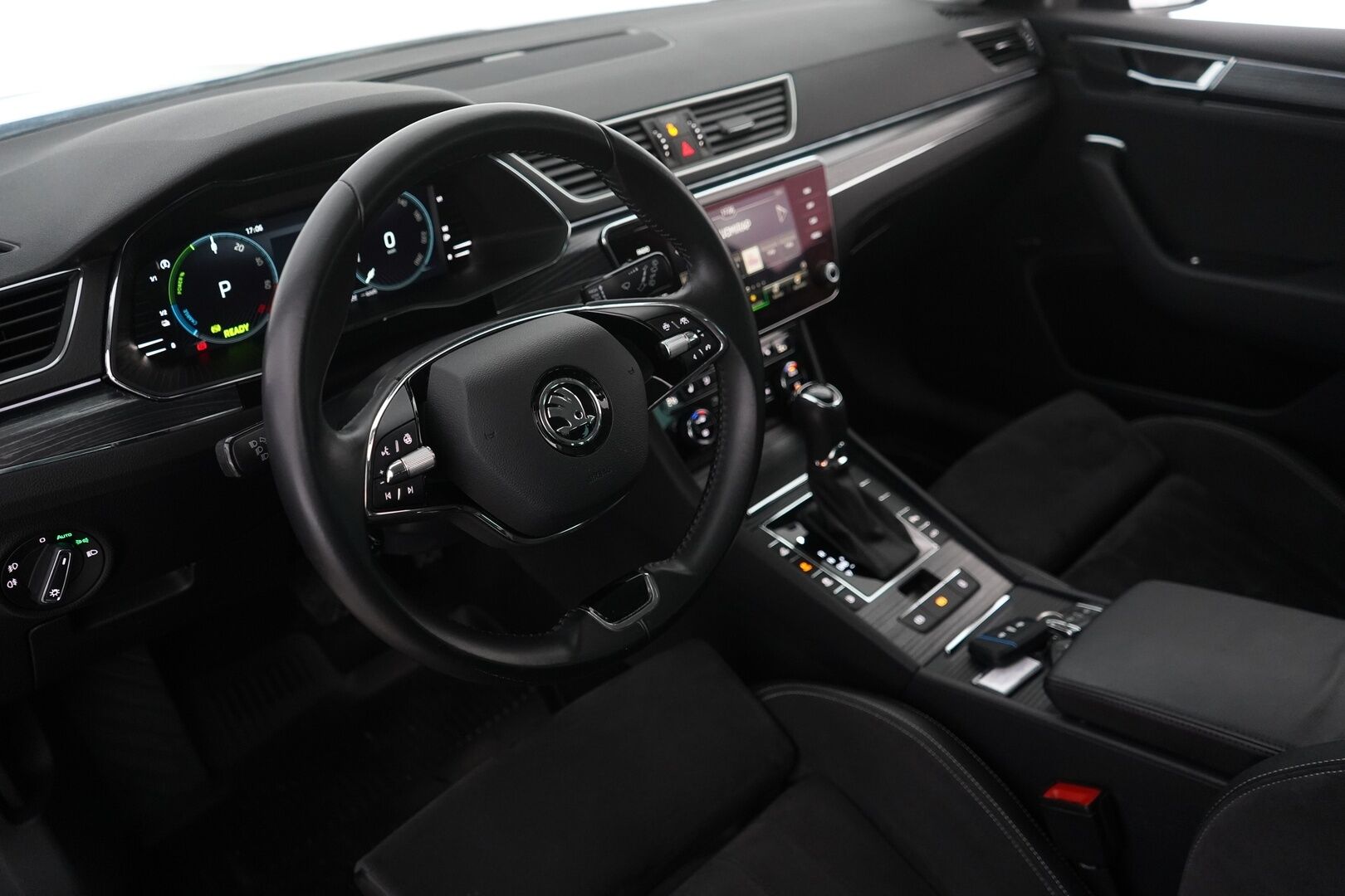 Skoda Superb 2022 1.4 TSI PHEV Style iV Combi * Webasto / ACC / Muistipenkki hieronnalla / Koukku / Blis  / Nahka-Alcantara * - 2x vanteet / Akku kuntotarkastettu / Viimeisin huolto 136tkm / Black-edition - HULLUT VÄLIPÄIVÄT KORKOTARJOUS 2,49%