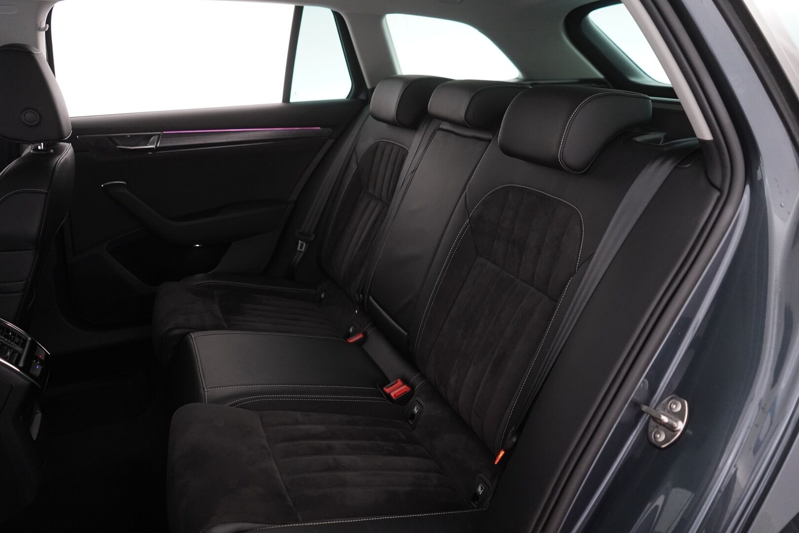 Skoda Superb 2022 1.4 TSI PHEV Style iV Combi * Webasto / ACC / Muistipenkki hieronnalla / Koukku / Blis  / Nahka-Alcantara * - 2x vanteet / Akku kuntotarkastettu / Viimeisin huolto 136tkm / Black-edition - HULLUT VÄLIPÄIVÄT KORKOTARJOUS 2,49%