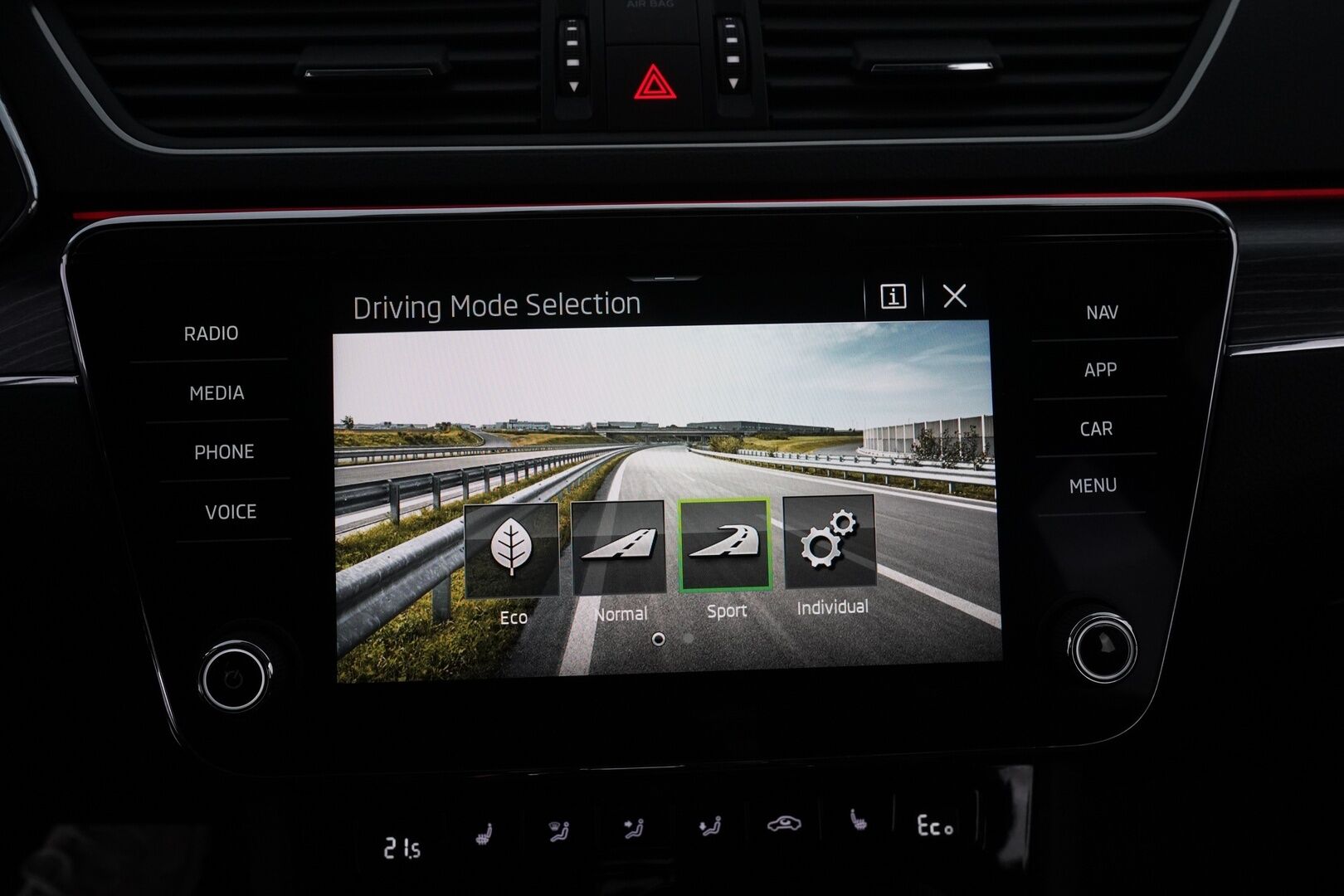 Skoda Superb 2022 1.4 TSI PHEV Style iV Combi * Webasto / ACC / Muistipenkki hieronnalla / Koukku / Blis  / Nahka-Alcantara * - 2x vanteet / Akku kuntotarkastettu / Viimeisin huolto 136tkm / Black-edition - HULLUT VÄLIPÄIVÄT KORKOTARJOUS 2,49%