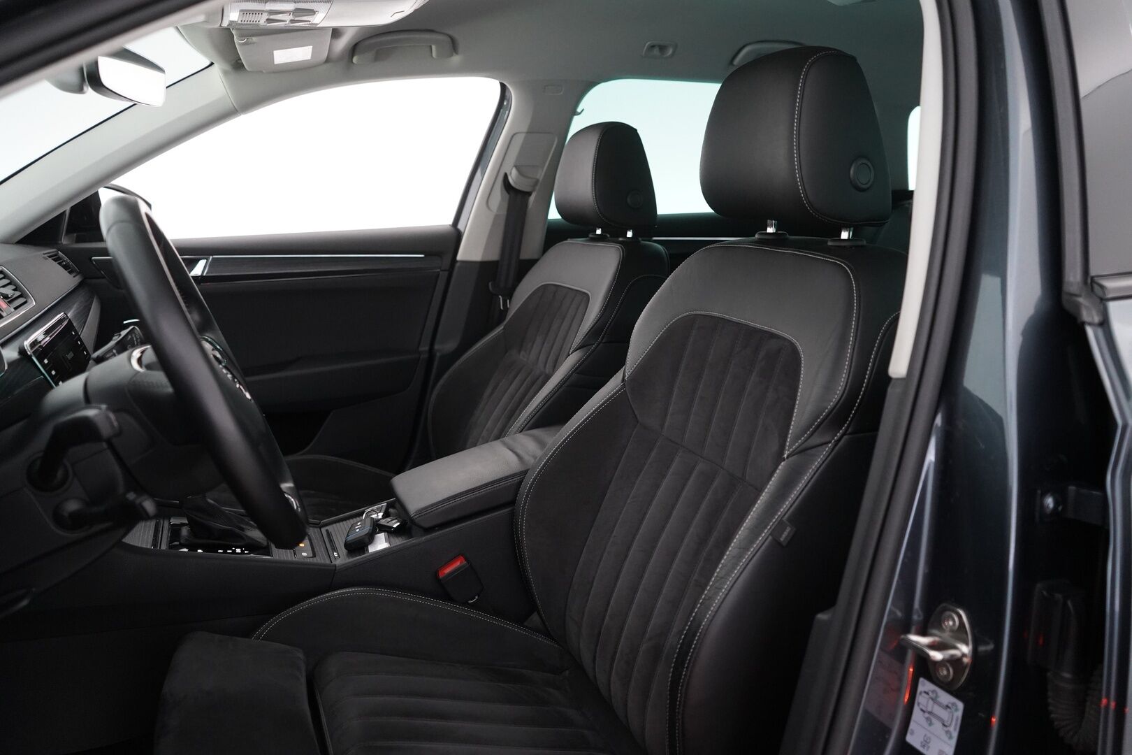 Skoda Superb 2022 1.4 TSI PHEV Style iV Combi * Webasto / ACC / Muistipenkki hieronnalla / Koukku / Blis  / Nahka-Alcantara * - 2x vanteet / Akku kuntotarkastettu / Viimeisin huolto 136tkm / Black-edition - HULLUT VÄLIPÄIVÄT KORKOTARJOUS 2,49%