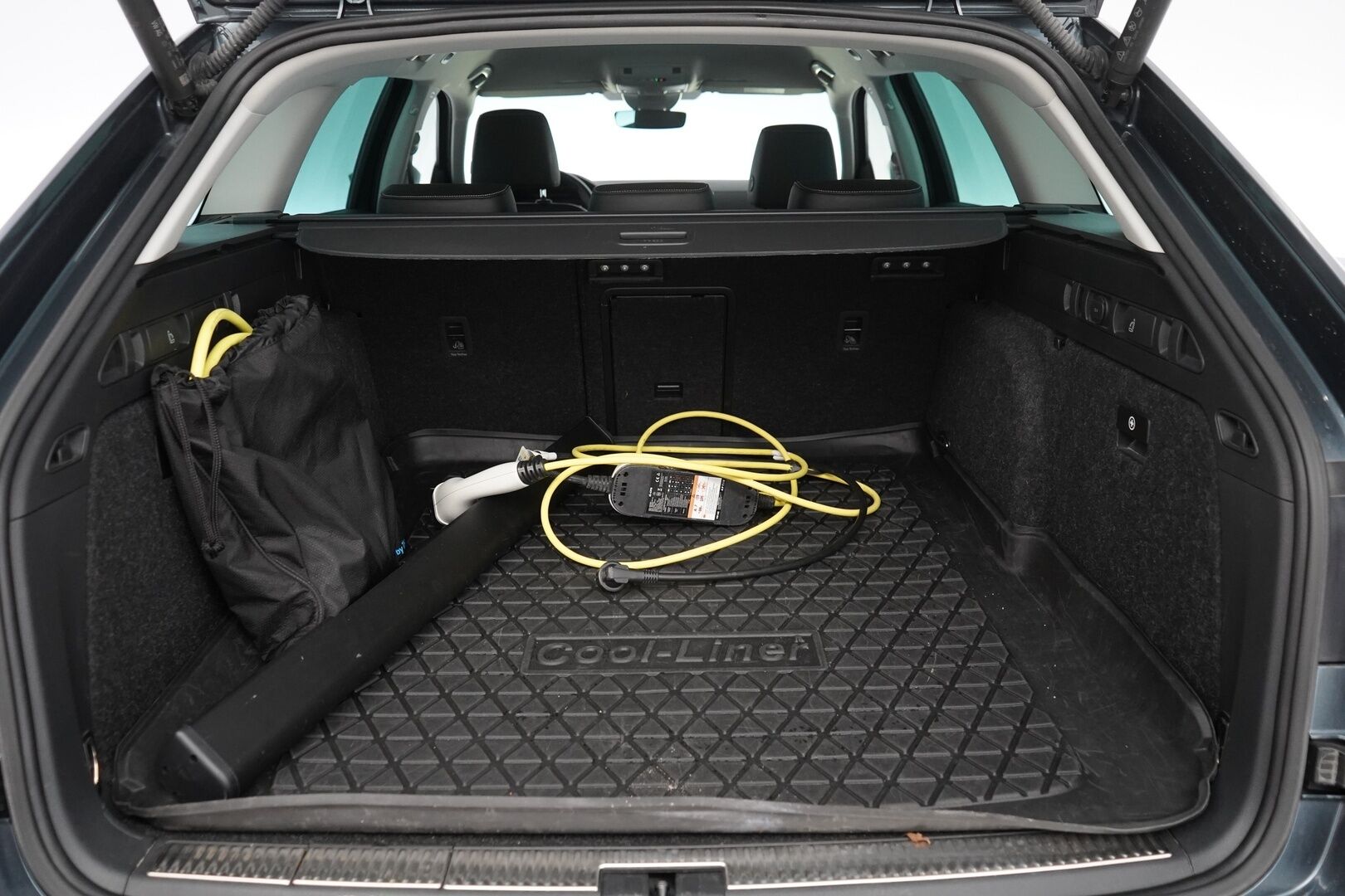 Skoda Superb 2022 1.4 TSI PHEV Style iV Combi * Webasto / ACC / Muistipenkki hieronnalla / Koukku / Blis  / Nahka-Alcantara * - 2x vanteet / Akku kuntotarkastettu / Viimeisin huolto 136tkm / Black-edition - HULLUT VÄLIPÄIVÄT KORKOTARJOUS 2,49%