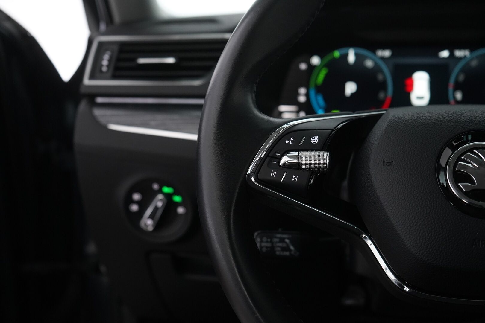 Skoda Superb 2022 1.4 TSI PHEV Style iV Combi * Webasto / ACC / Muistipenkki hieronnalla / Koukku / Blis  / Nahka-Alcantara * - 2x vanteet / Akku kuntotarkastettu / Viimeisin huolto 136tkm / Black-edition - HULLUT VÄLIPÄIVÄT KORKOTARJOUS 2,49%