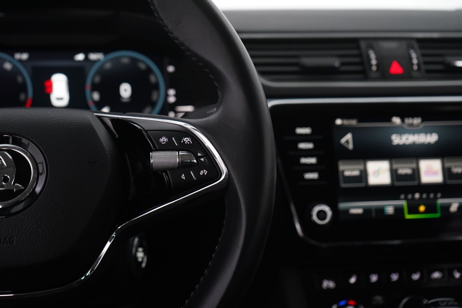 Skoda Superb 2022 1.4 TSI PHEV Style iV Combi * Webasto / ACC / Muistipenkki hieronnalla / Koukku / Blis  / Nahka-Alcantara * - 2x vanteet / Akku kuntotarkastettu / Viimeisin huolto 136tkm / Black-edition - HULLUT VÄLIPÄIVÄT KORKOTARJOUS 2,49%