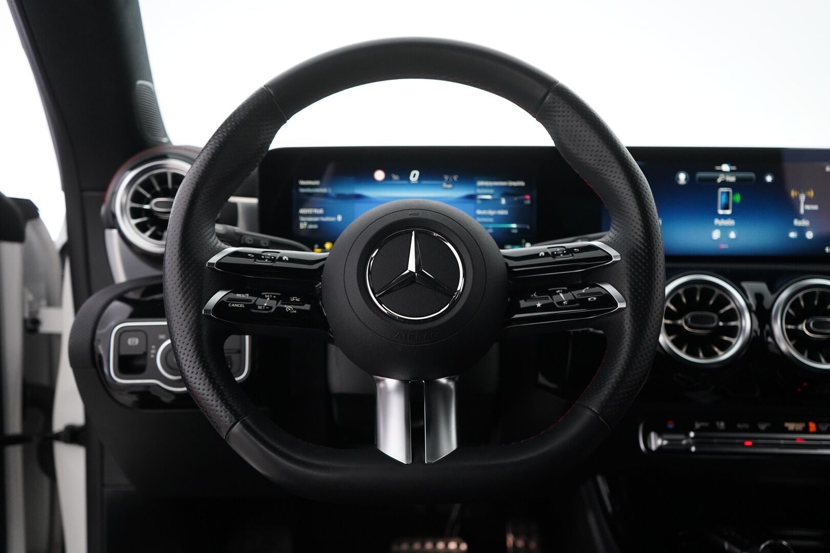 MERCEDES-BENZ CLA 2024 250 e A Shooting Brake AMG * Distronic / Kamera / Nahka-Alcantara / Night / Koukku / Blis* - 3,99 % KORKOTARJOUS TÄHÄN AUTOON 31.8. ASTI! - SoH 95.8% / Juuri huollettu / Kahdet Mercedeksen vanteet / Katsastus 2027