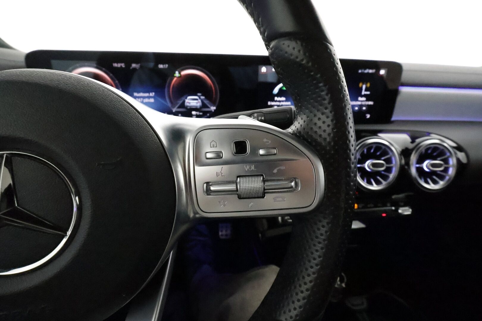 Mercedes-Benz A 2021 250 e A sedan Business AMG **Burmester / Panorama / Adapt.vakkari / Multibeam LED / Muistipenkit / Keyless / P.kamera** - SoH 96,9% /  / Night-paketti / Widescreen / Nahkasisusta / Apple&Android / Akku kuntotarkastettu!