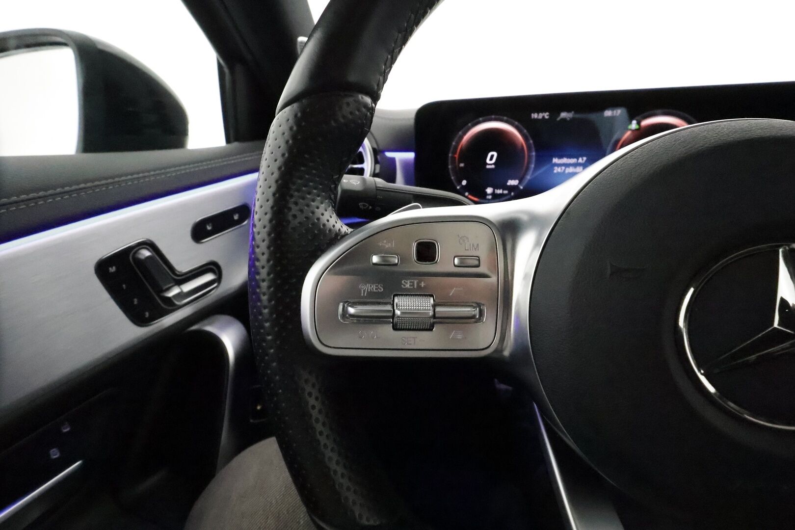 Mercedes-Benz A 2021 250 e A sedan Business AMG **Burmester / Panorama / Adapt.vakkari / Multibeam LED / Muistipenkit / Keyless / P.kamera** - SoH 96,9% /  / Night-paketti / Widescreen / Nahkasisusta / Apple&Android / Akku kuntotarkastettu!