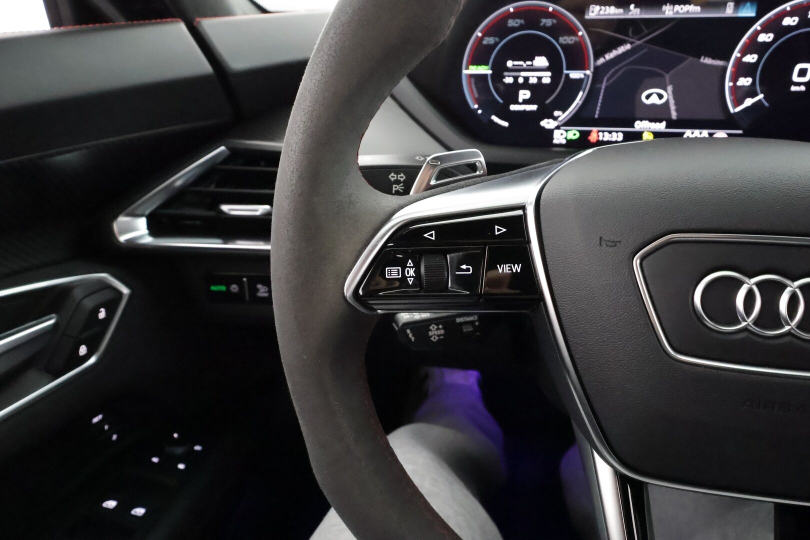 Audi E-TRON GT RS 2022 quattro RS Design Red * ACC / HUD / B&O / Hierovat&Ilmastoidut penkit / Ilma-alusta / Night Vision / Laser Light / ILP / 360° * - Hiilikuitu - paketti / Kahdet renkaat aluvanteilla / Merkkihuollettu / Supervarusteet