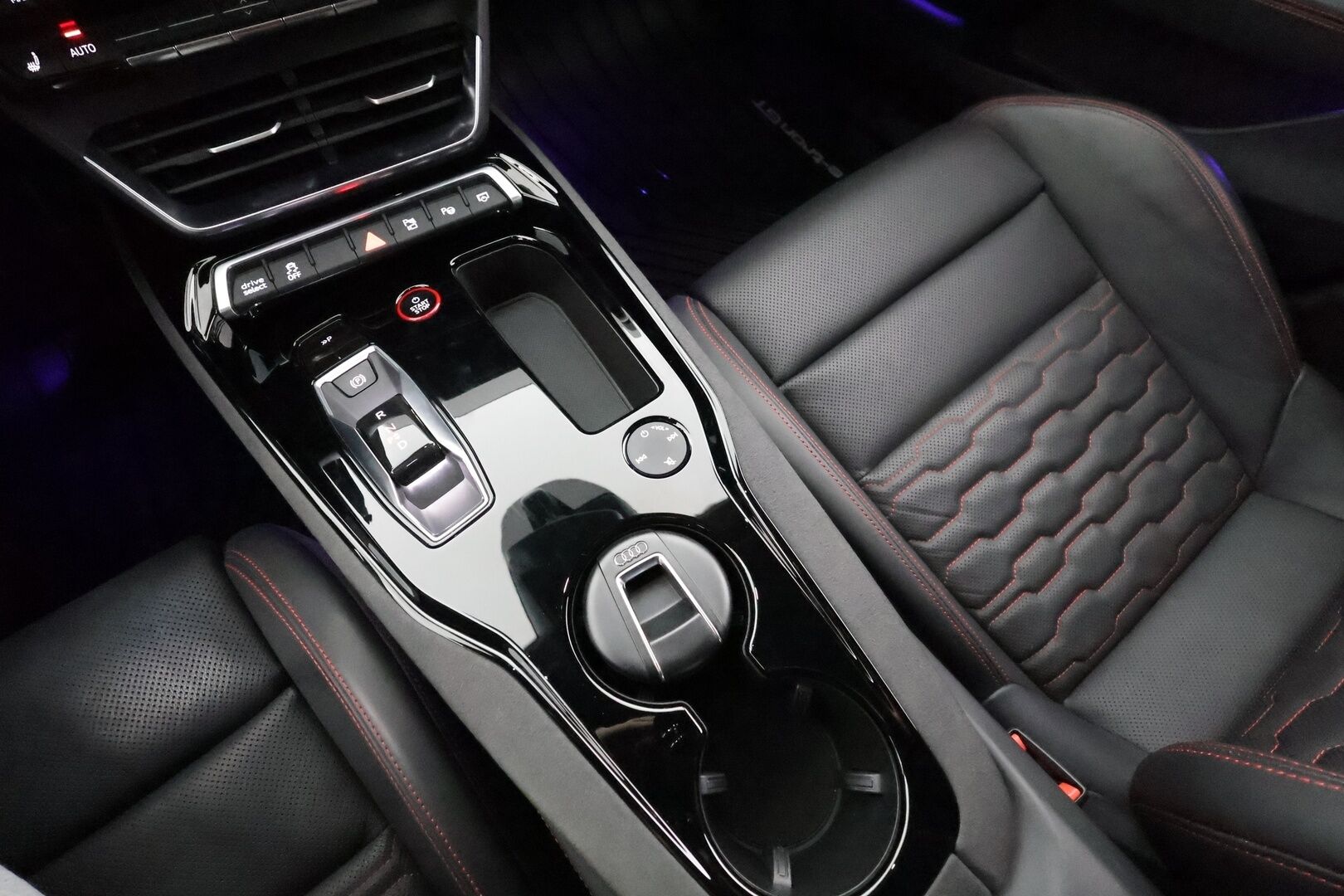 Audi E-TRON GT RS 2022 quattro RS Design Red * ACC / HUD / B&O / Hierovat&Ilmastoidut penkit / Ilma-alusta / Night Vision / Laser Light / ILP / 360° * - Hiilikuitu - paketti / Kahdet renkaat aluvanteilla / Merkkihuollettu / Supervarusteet