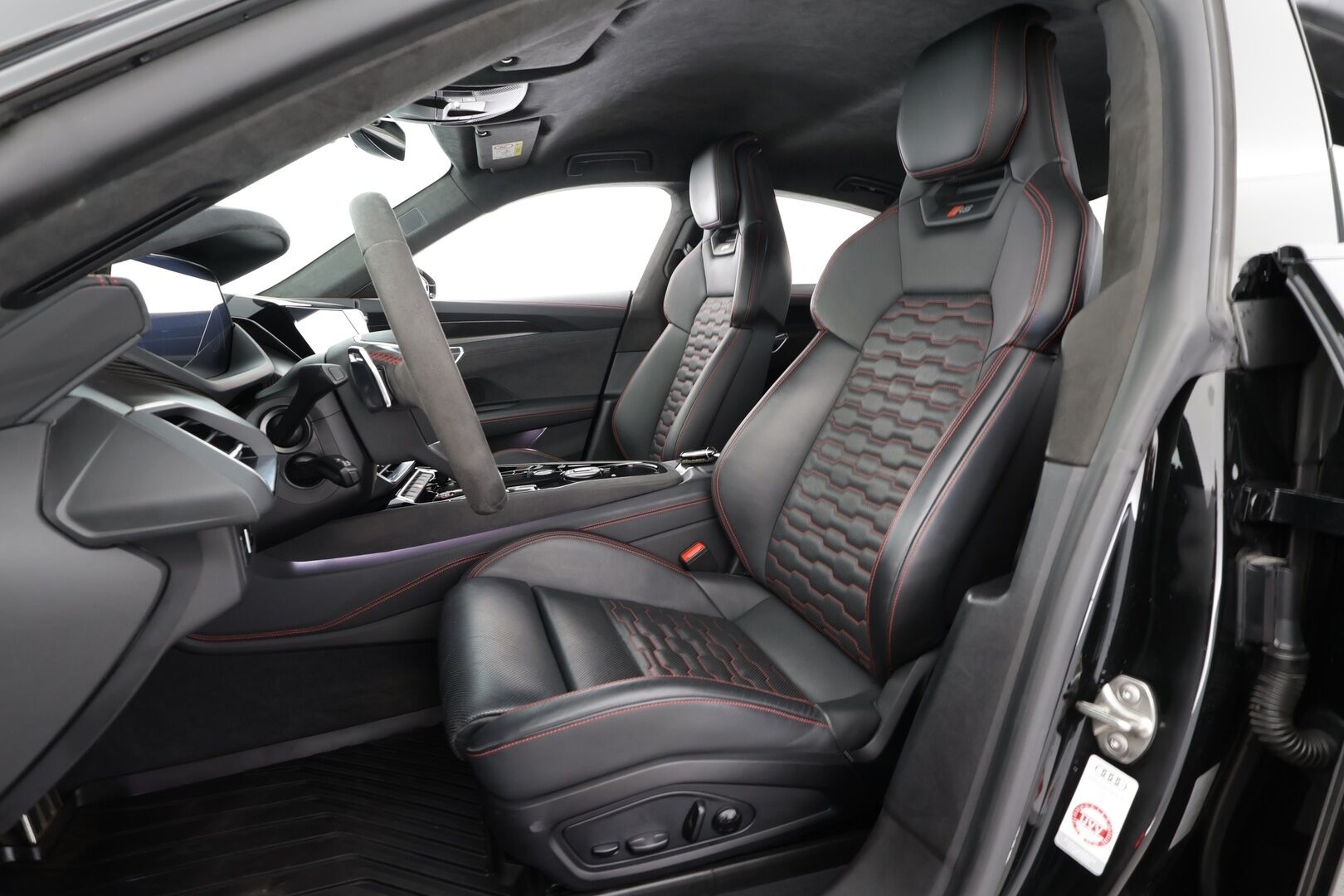 Audi E-TRON GT RS 2022 quattro RS Design Red * ACC / HUD / B&O / Hierovat&Ilmastoidut penkit / Ilma-alusta / Night Vision / Laser Light / ILP / 360° * - Hiilikuitu - paketti / Kahdet renkaat aluvanteilla / Merkkihuollettu / Supervarusteet - HULLUT AVAJAISHULINAT KORKOTARJOUS 3,29 %