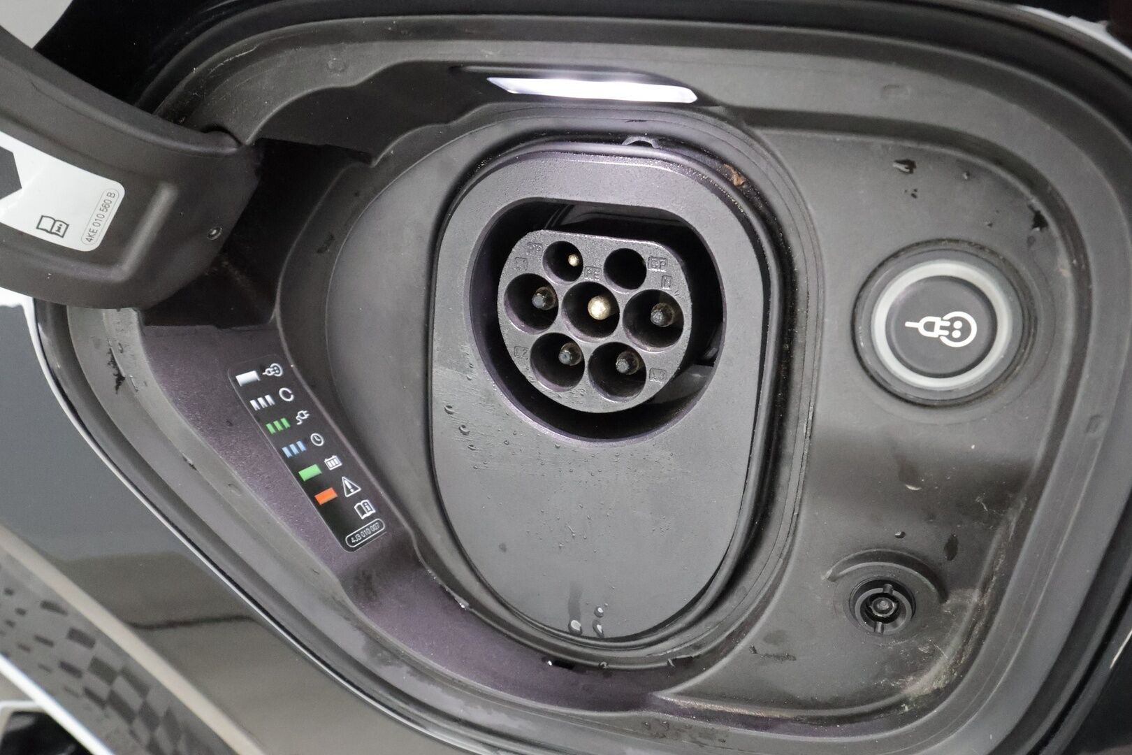 Audi E-TRON GT RS 2022 quattro RS Design Red * ACC / HUD / B&O / Hierovat&Ilmastoidut penkit / Ilma-alusta / Night Vision / Laser Light / ILP / 360° * - Hiilikuitu - paketti / Kahdet renkaat aluvanteilla / Merkkihuollettu / Supervarusteet