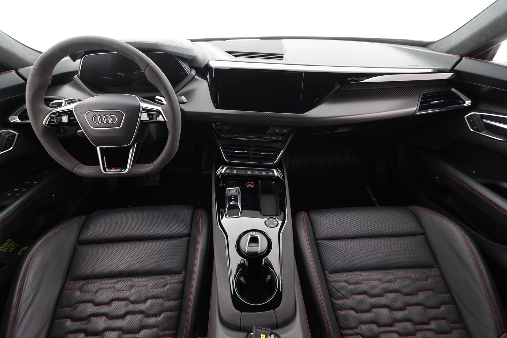 Audi E-TRON GT RS 2022 quattro RS Design Red * ACC / HUD / B&O / Hierovat&Ilmastoidut penkit / Ilma-alusta / Night Vision / Laser Light / ILP / 360° * - Hiilikuitu - paketti / Kahdet renkaat aluvanteilla / Merkkihuollettu / Supervarusteet