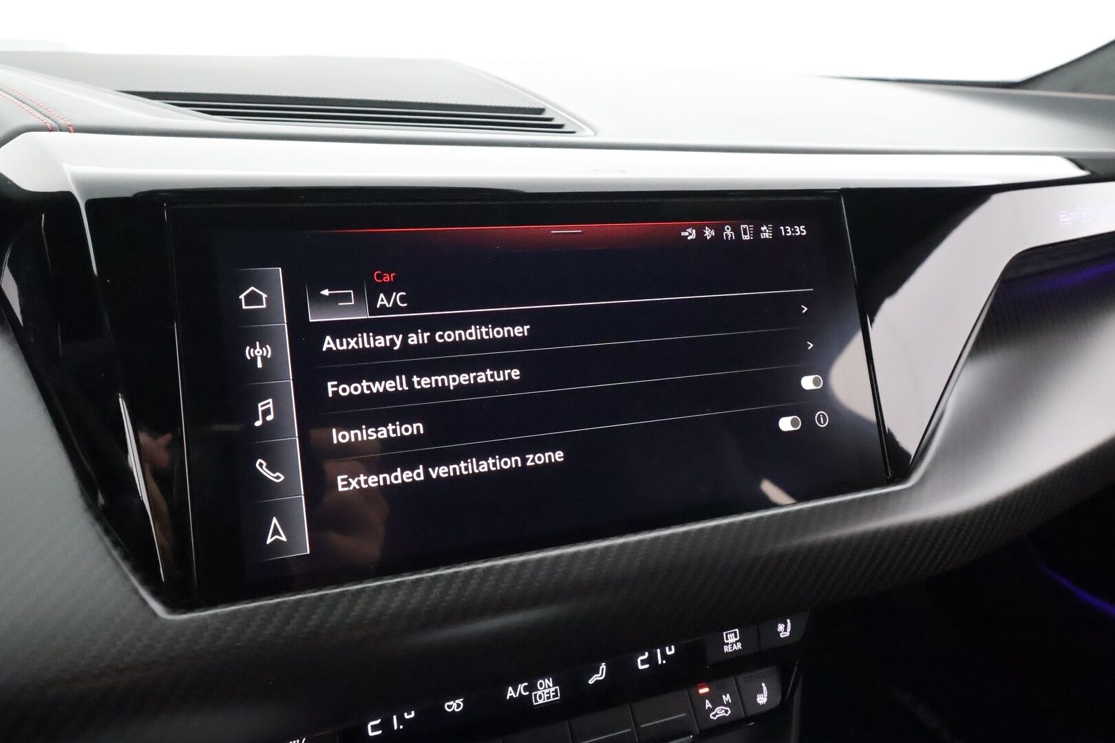 Audi E-TRON GT RS 2022 quattro RS Design Red * ACC / HUD / B&O / Hierovat&Ilmastoidut penkit / Ilma-alusta / Night Vision / Laser Light / ILP / 360° * - Hiilikuitu - paketti / Kahdet renkaat aluvanteilla / Merkkihuollettu / Supervarusteet