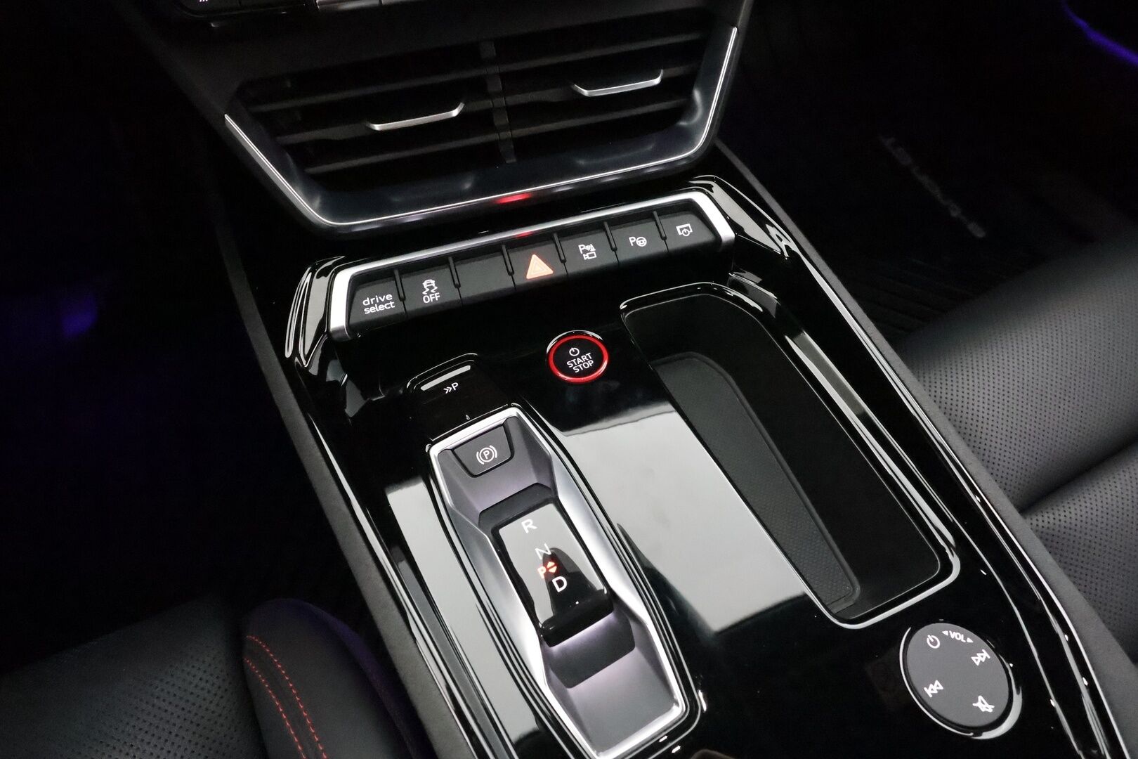 Audi E-TRON GT RS 2022 quattro RS Design Red * ACC / HUD / B&O / Hierovat&Ilmastoidut penkit / Ilma-alusta / Night Vision / Laser Light / ILP / 360° * - Hiilikuitu - paketti / Kahdet renkaat aluvanteilla / Merkkihuollettu / Supervarusteet