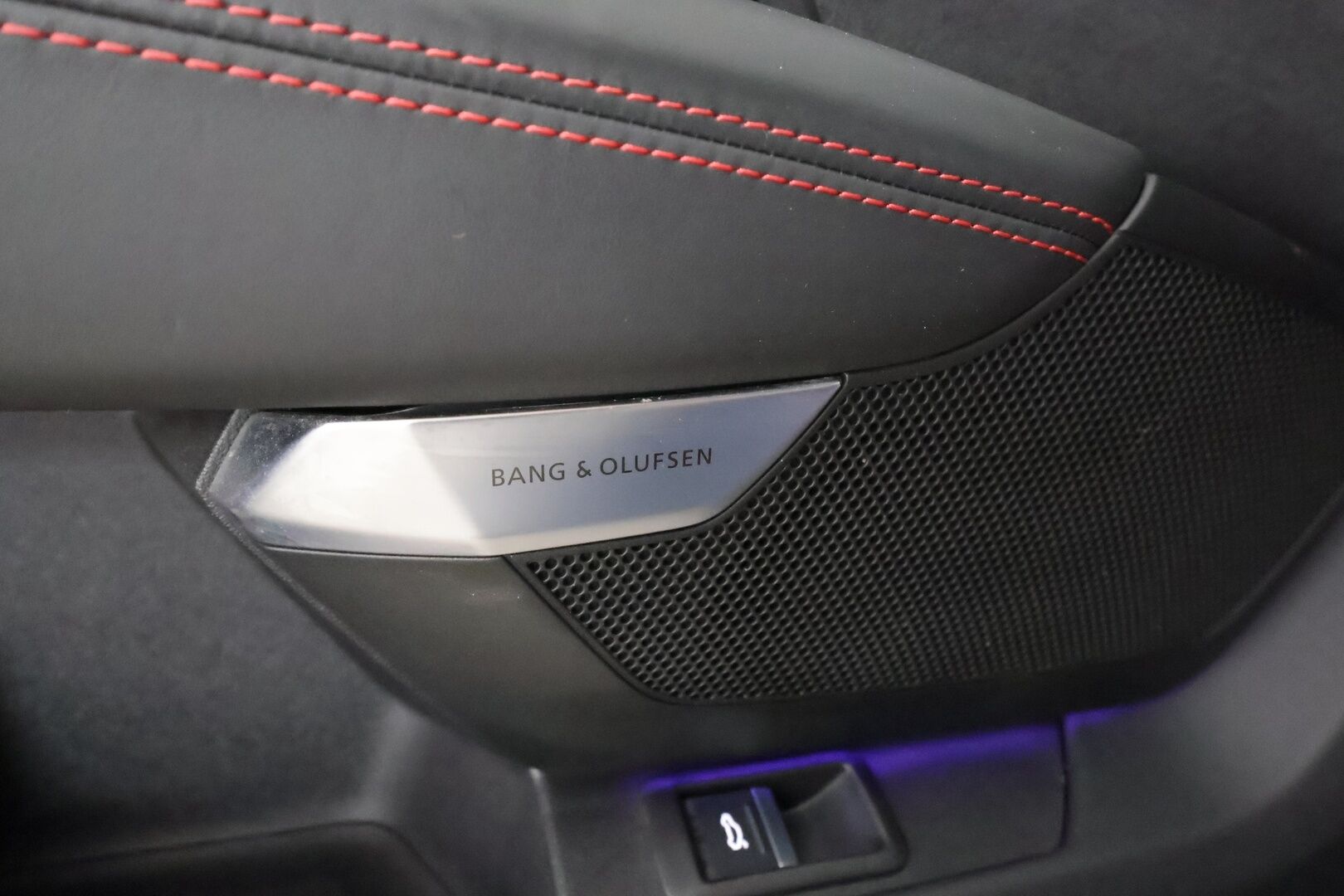 Audi E-TRON GT RS 2022 quattro RS Design Red * ACC / HUD / B&O / Hierovat&Ilmastoidut penkit / Ilma-alusta / Night Vision / Laser Light / ILP / 360° * - Hiilikuitu - paketti / Kahdet renkaat aluvanteilla / Merkkihuollettu / Supervarusteet