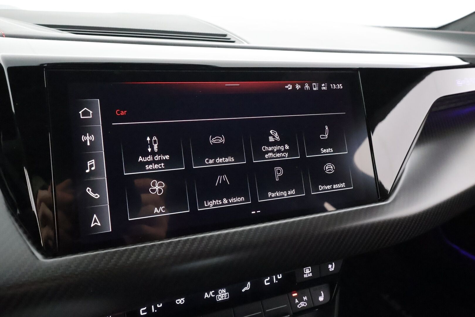 Audi E-TRON GT RS 2022 quattro RS Design Red * ACC / HUD / B&O / Hierovat&Ilmastoidut penkit / Ilma-alusta / Night Vision / Laser Light / ILP / 360° * - Hiilikuitu - paketti / Kahdet renkaat aluvanteilla / Merkkihuollettu / Supervarusteet