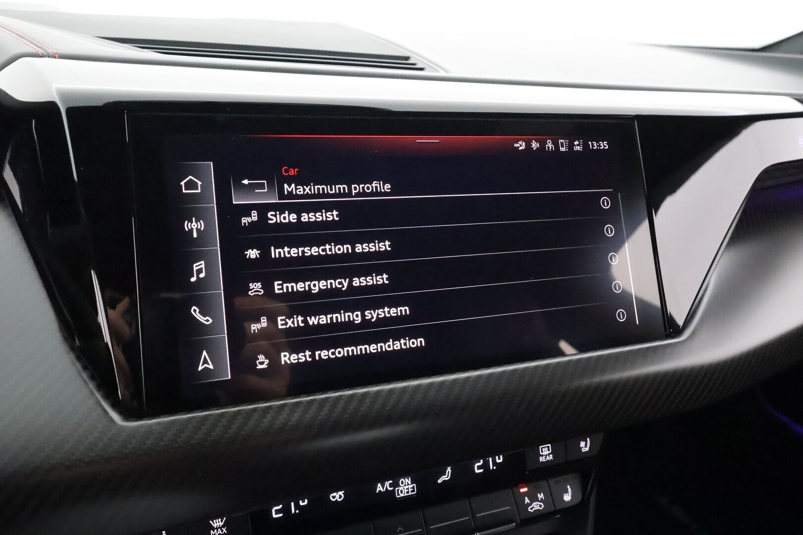 Audi E-TRON GT RS 2022 quattro RS Design Red * ACC / HUD / B&O / Hierovat&Ilmastoidut penkit / Ilma-alusta / Night Vision / Laser Light / ILP / 360° * - Hiilikuitu - paketti / Kahdet renkaat aluvanteilla / Merkkihuollettu / Supervarusteet