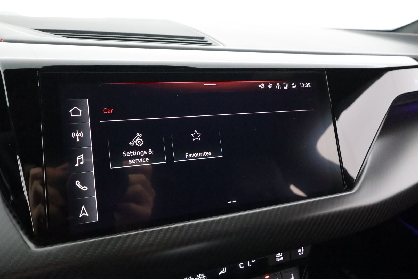 Audi E-TRON GT RS 2022 quattro RS Design Red * ACC / HUD / B&O / Hierovat&Ilmastoidut penkit / Ilma-alusta / Night Vision / Laser Light / ILP / 360° * - Hiilikuitu - paketti / Kahdet renkaat aluvanteilla / Merkkihuollettu / Supervarusteet