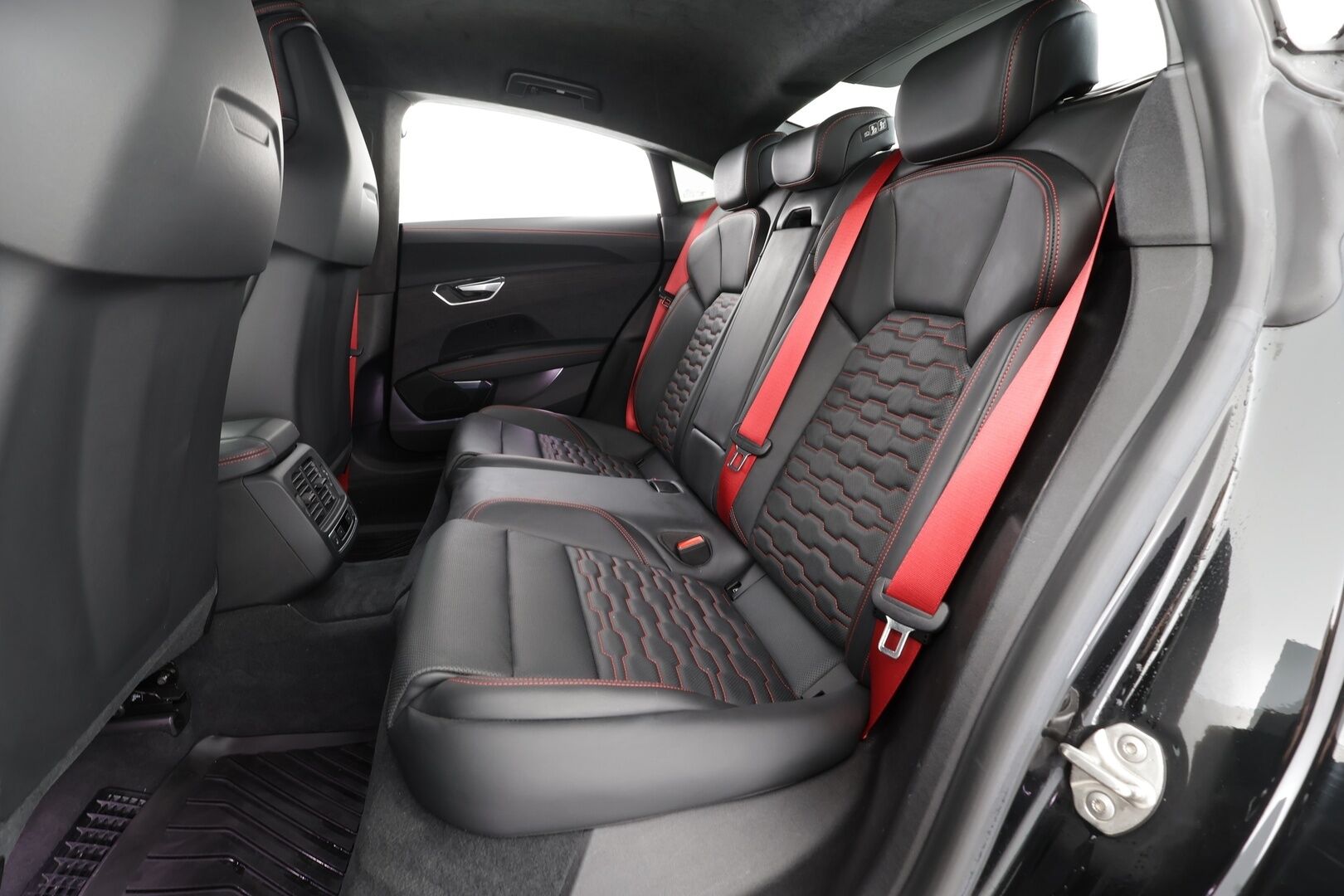 Audi E-TRON GT RS 2022 quattro RS Design Red * ACC / HUD / B&O / Hierovat&Ilmastoidut penkit / Ilma-alusta / Night Vision / Laser Light / ILP / 360° * - Hiilikuitu - paketti / Kahdet renkaat aluvanteilla / Merkkihuollettu / Supervarusteet