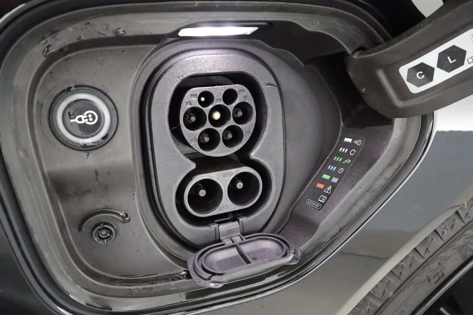 Audi E-TRON GT RS 2022 quattro RS Design Red * ACC / HUD / B&O / Hierovat&Ilmastoidut penkit / Ilma-alusta / Night Vision / Laser Light / ILP / 360° * - Hiilikuitu - paketti / Kahdet renkaat aluvanteilla / Merkkihuollettu / Supervarusteet