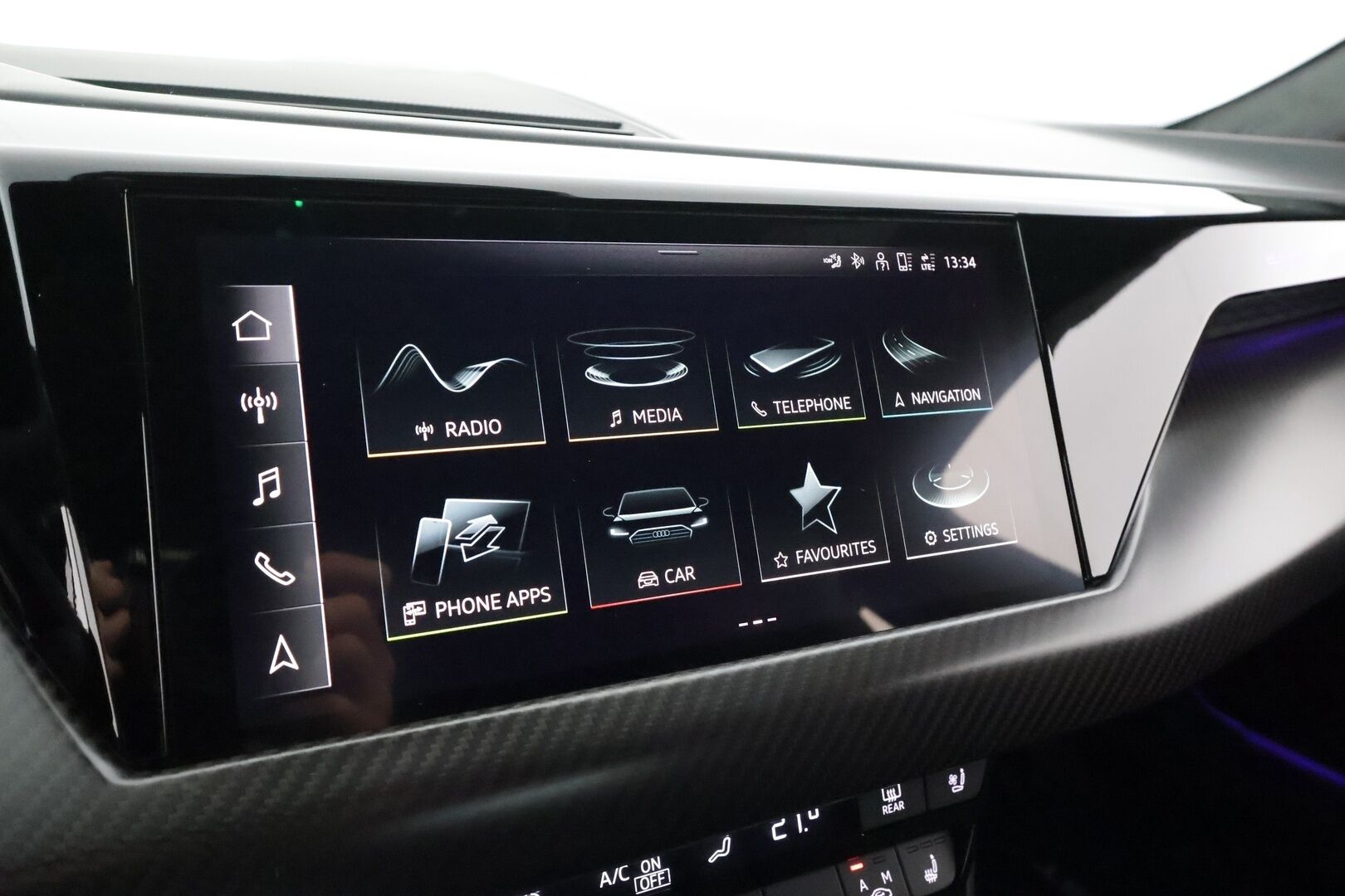 Audi E-TRON GT RS 2022 quattro RS Design Red * ACC / HUD / B&O / Hierovat&Ilmastoidut penkit / Ilma-alusta / Night Vision / Laser Light / ILP / 360° * - Hiilikuitu - paketti / Kahdet renkaat aluvanteilla / Merkkihuollettu / Supervarusteet