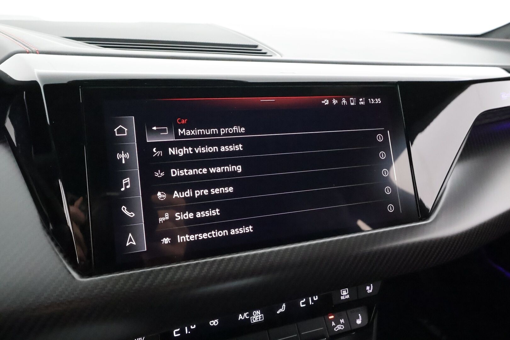 Audi E-TRON GT RS 2022 quattro RS Design Red * ACC / HUD / B&O / Hierovat&Ilmastoidut penkit / Ilma-alusta / Night Vision / Laser Light / ILP / 360° * - Hiilikuitu - paketti / Kahdet renkaat aluvanteilla / Merkkihuollettu / Supervarusteet