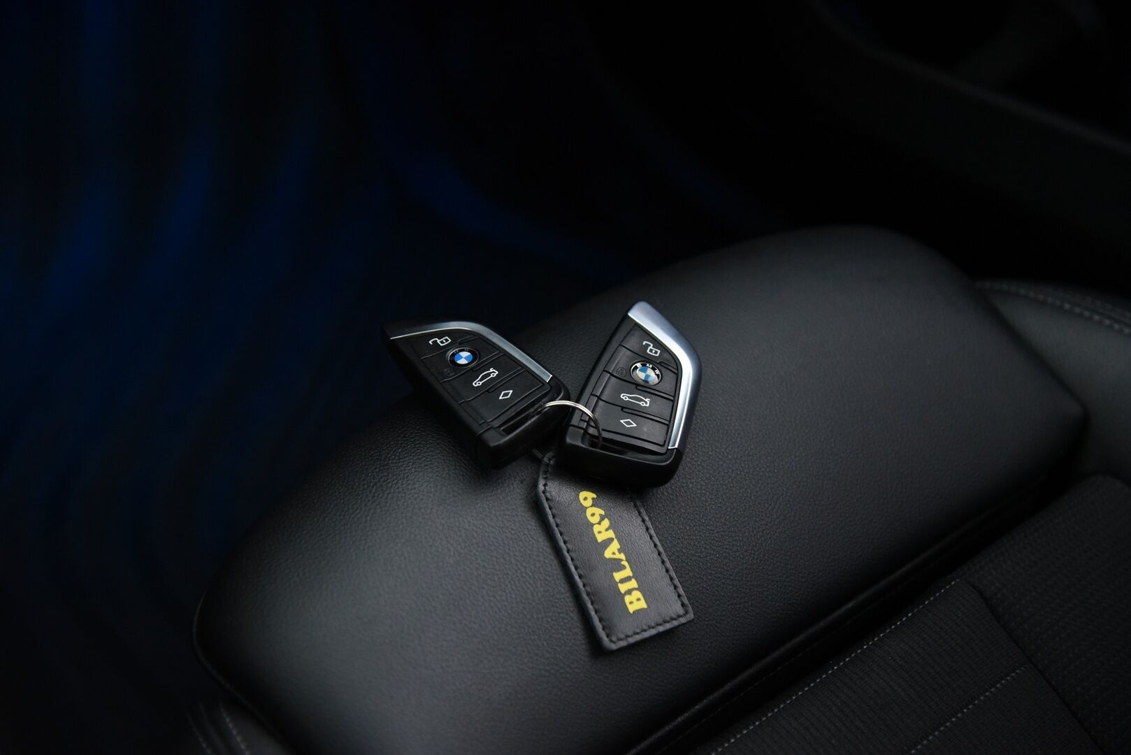 BMW 330 2021 G21 Touring 330e Sport Line / Adapt.vak / Koukku / Comfort Access / P-kamera / Ratinlämmitin - Sport-penkit / Shadow line / Tehtaan vetokoukku / Akku kuntotarkastettu 