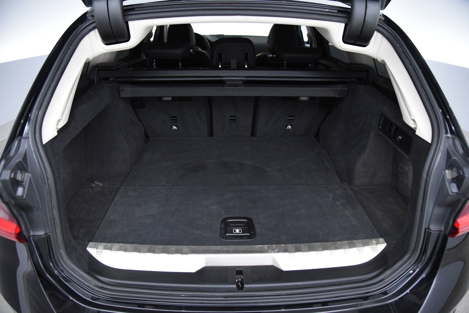 BMW 330 2021 G21 Touring 330e Sport Line / Adapt.vak / Koukku / Comfort Access / P-kamera / Ratinlämmitin - Sport-penkit / Shadow line / Tehtaan vetokoukku / Akku kuntotarkastettu 