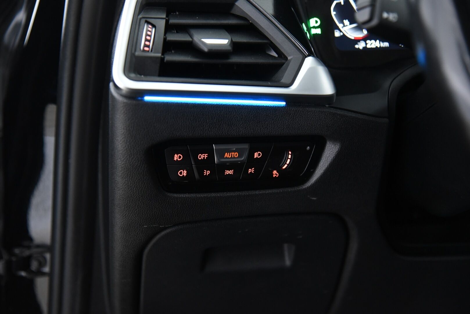 BMW 330 2021 G21 Touring 330e Sport Line / Adapt.vak / Koukku / Comfort Access / P-kamera / Ratinlämmitin - Tarkka huoltohistoria! / Sport-penkit / Shadow line / Tehtaan vetokoukku / Akku kuntotarkastettu 