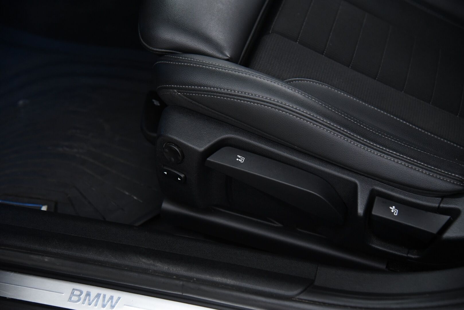 BMW 330 2021 G21 Touring 330e Sport Line / Adapt.vak / Koukku / Comfort Access / P-kamera / Ratinlämmitin - Sport-penkit / Shadow line / Tehtaan vetokoukku / Akku kuntotarkastettu 