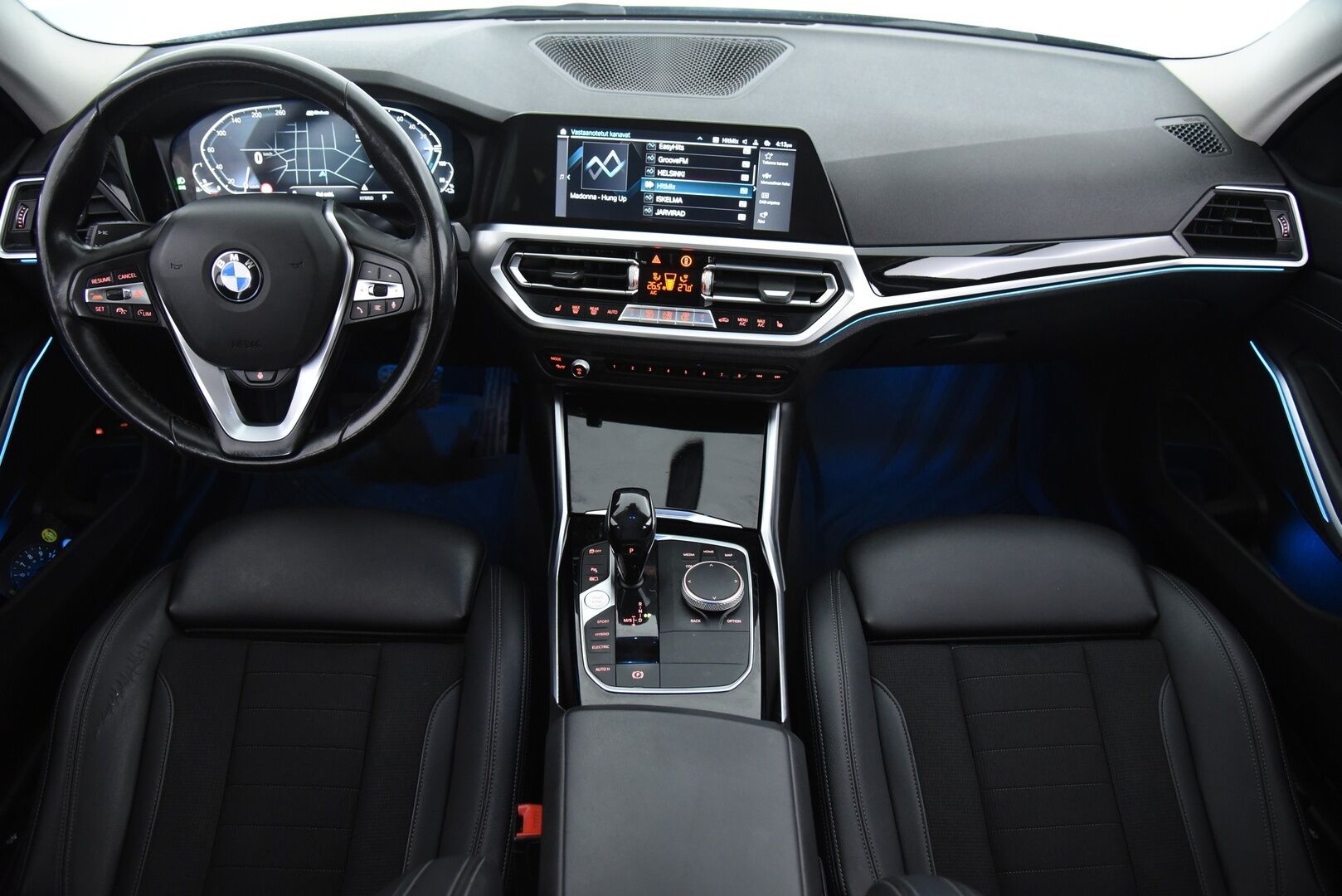 BMW 330 2021 G21 Touring 330e Sport Line / Adapt.vak / Koukku / Comfort Access / P-kamera / Ratinlämmitin - Tarkka huoltohistoria! / Sport-penkit / Shadow line / Tehtaan vetokoukku / Akku kuntotarkastettu 