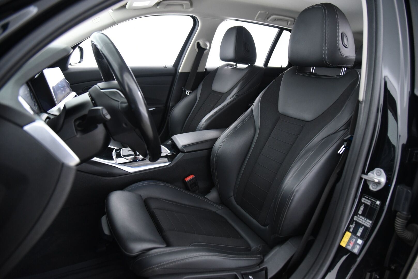 BMW 330 2021 G21 Touring 330e Sport Line / Adapt.vak / Koukku / Comfort Access / P-kamera / Ratinlämmitin - Tarkka huoltohistoria! / Sport-penkit / Shadow line / Tehtaan vetokoukku / Akku kuntotarkastettu 