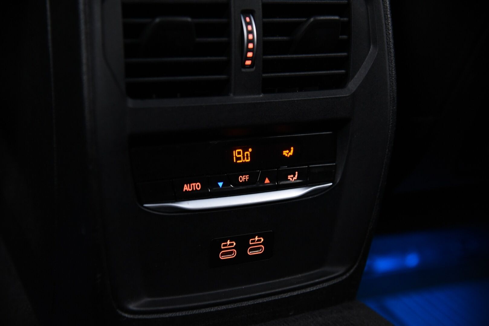 BMW 330 2021 G21 Touring 330e Sport Line / Adapt.vak / Koukku / Comfort Access / P-kamera / Ratinlämmitin - Tarkka huoltohistoria! / Sport-penkit / Shadow line / Tehtaan vetokoukku / Akku kuntotarkastettu 