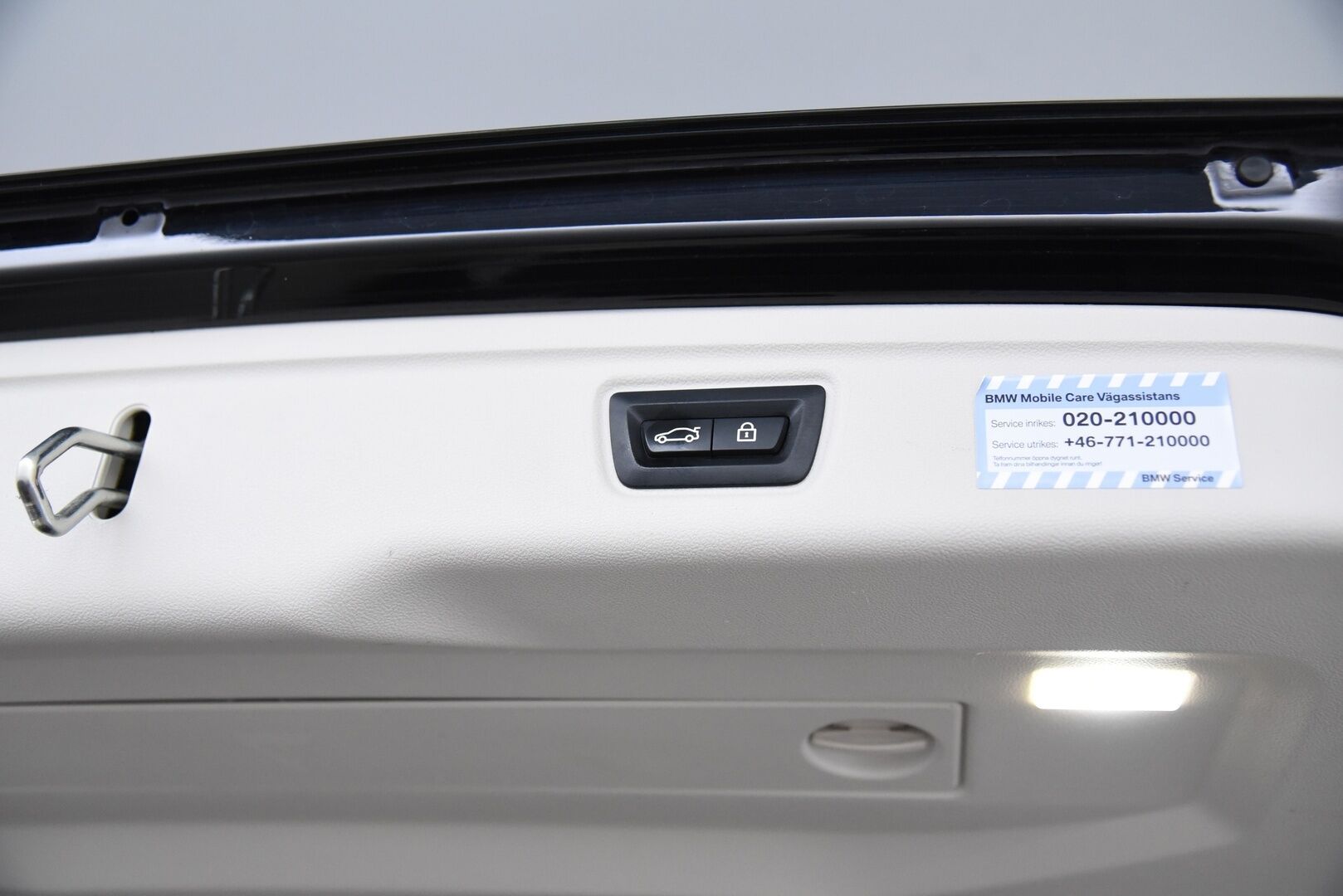 BMW 330 2021 G21 Touring 330e Sport Line / Adapt.vak / Koukku / Comfort Access / P-kamera / Ratinlämmitin - Tarkka huoltohistoria! / Sport-penkit / Shadow line / Tehtaan vetokoukku / Akku kuntotarkastettu 