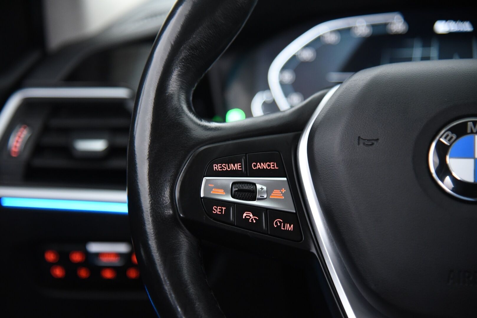 BMW 330 2021 G21 Touring 330e Sport Line / Adapt.vak / Koukku / Comfort Access / P-kamera / Ratinlämmitin - Tarkka huoltohistoria! / Sport-penkit / Shadow line / Tehtaan vetokoukku / Akku kuntotarkastettu 