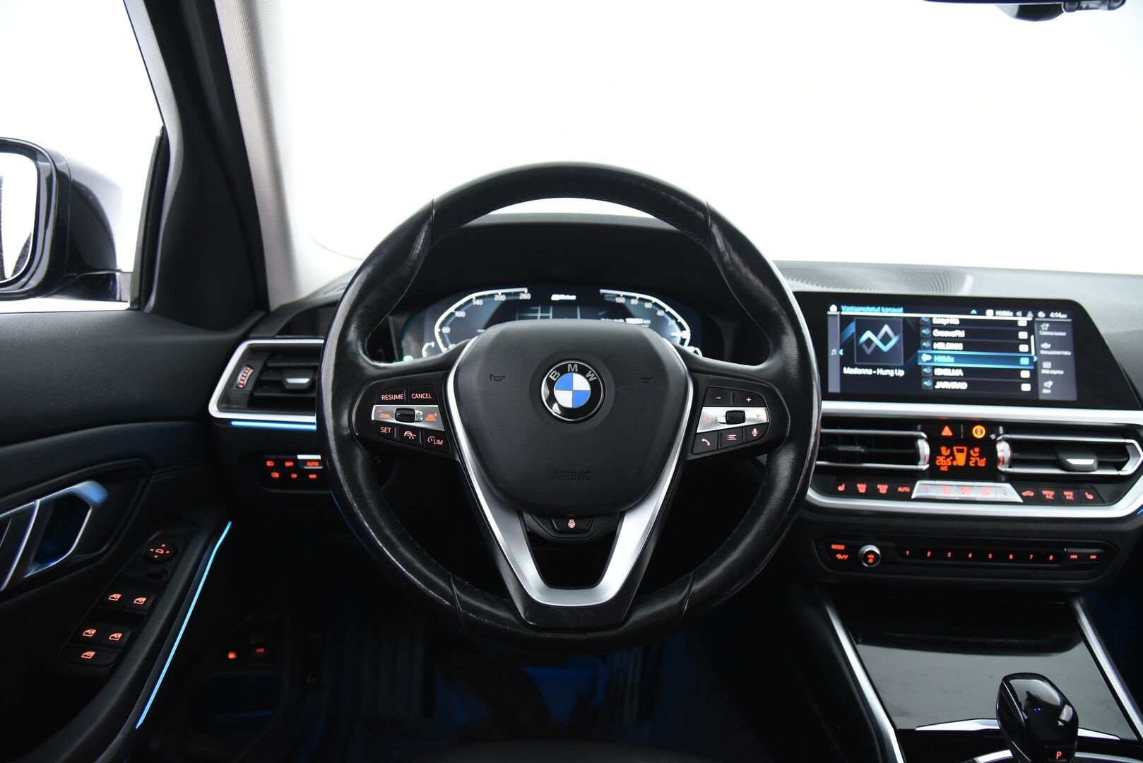 BMW 330 2021 G21 Touring 330e Sport Line / Adapt.vak / Koukku / Comfort Access / P-kamera / Ratinlämmitin - Tarkka huoltohistoria! / Sport-penkit / Shadow line / Tehtaan vetokoukku / Akku kuntotarkastettu 