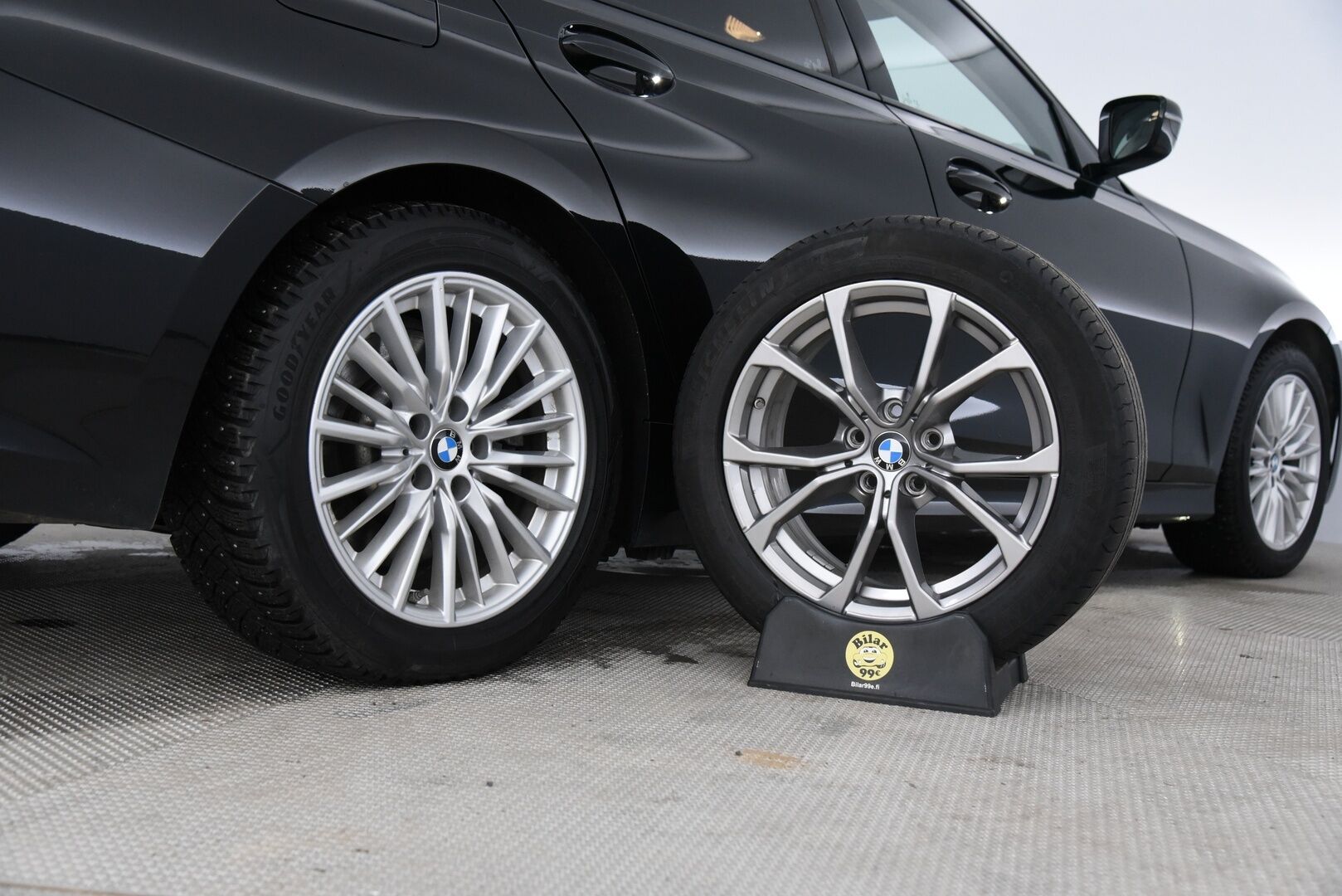 BMW 330 2021 G21 Touring 330e Sport Line / Adapt.vak / Koukku / Comfort Access / P-kamera / Ratinlämmitin - Sport-penkit / Shadow line / Tehtaan vetokoukku / Akku kuntotarkastettu 