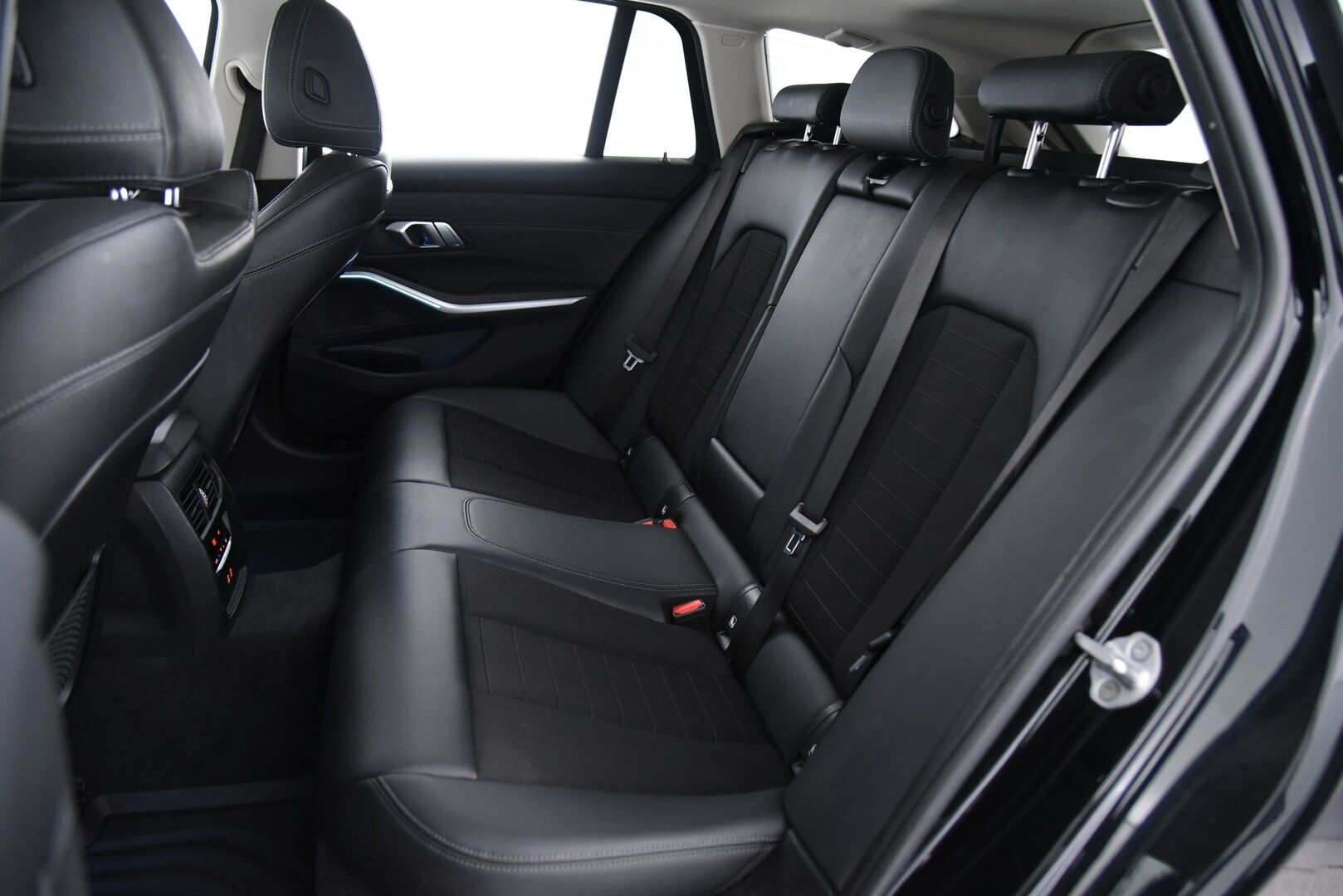 BMW 330 2021 G21 Touring 330e Sport Line / Adapt.vak / Koukku / Comfort Access / P-kamera / Ratinlämmitin - Sport-penkit / Shadow line / Tehtaan vetokoukku / Akku kuntotarkastettu 