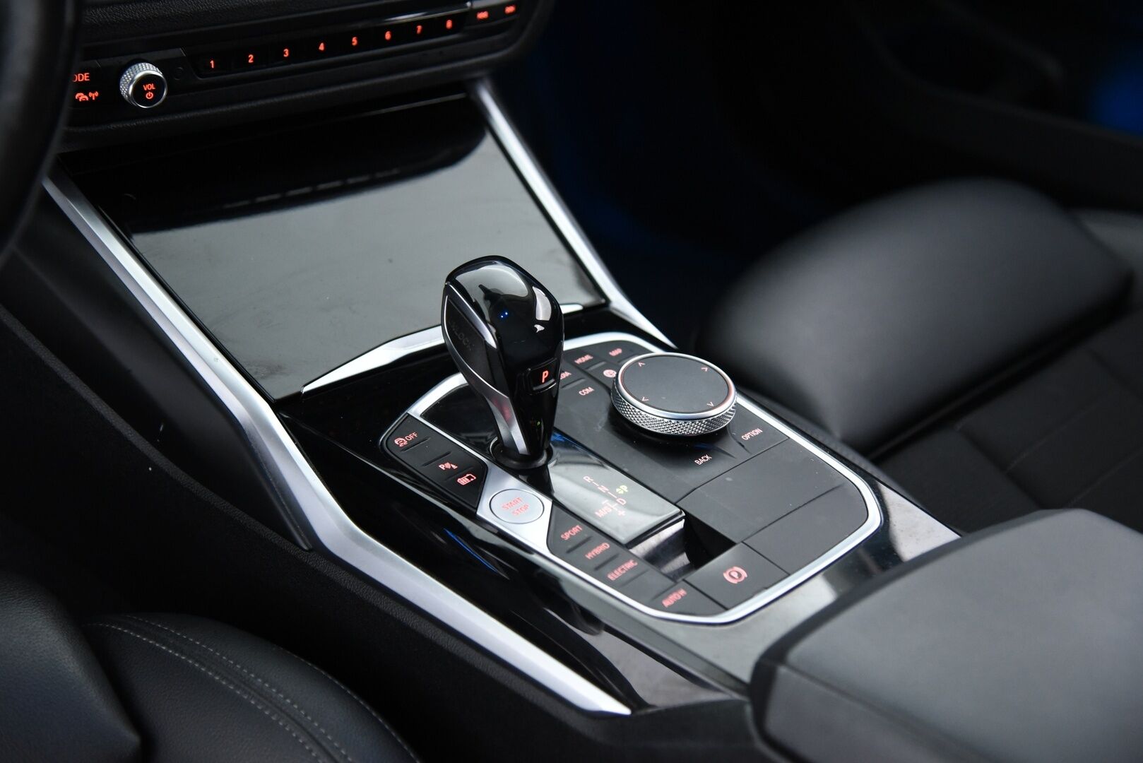 BMW 330 2021 G21 Touring 330e Sport Line / Adapt.vak / Koukku / Comfort Access / P-kamera / Ratinlämmitin - Sport-penkit / Shadow line / Tehtaan vetokoukku / Akku kuntotarkastettu 