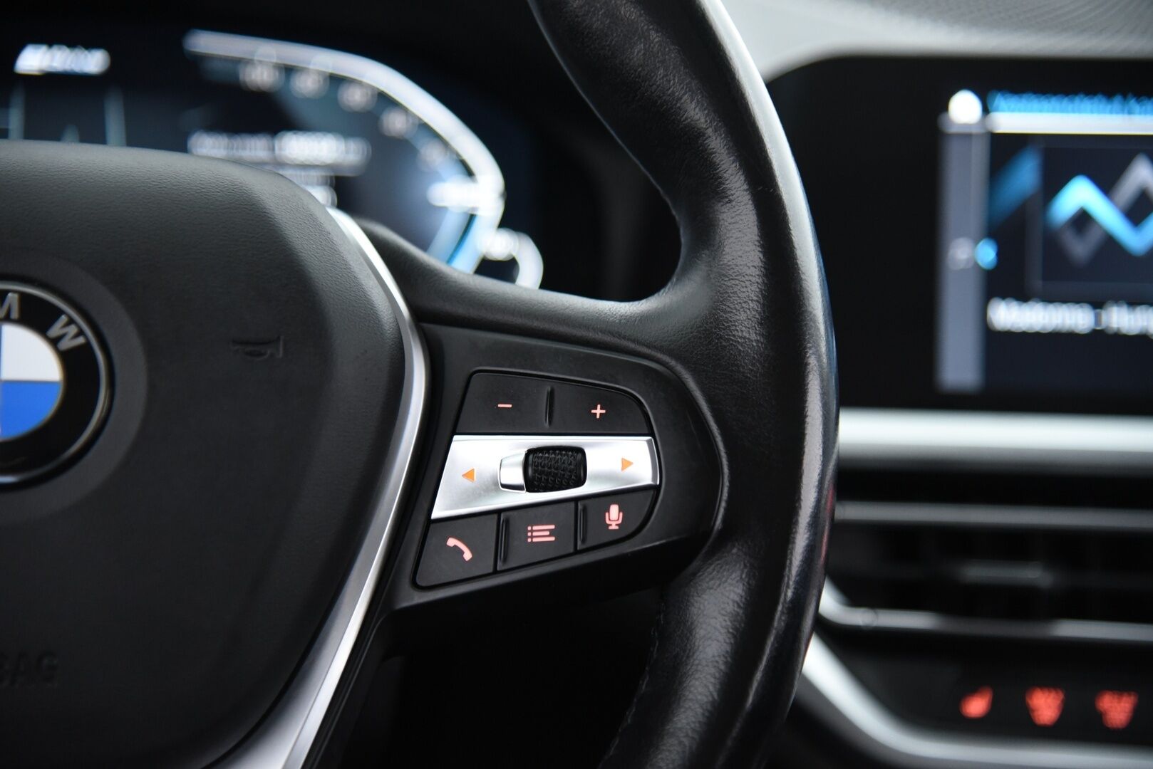 BMW 330 2021 G21 Touring 330e Sport Line / Adapt.vak / Koukku / Comfort Access / P-kamera / Ratinlämmitin - Tarkka huoltohistoria! / Sport-penkit / Shadow line / Tehtaan vetokoukku / Akku kuntotarkastettu 