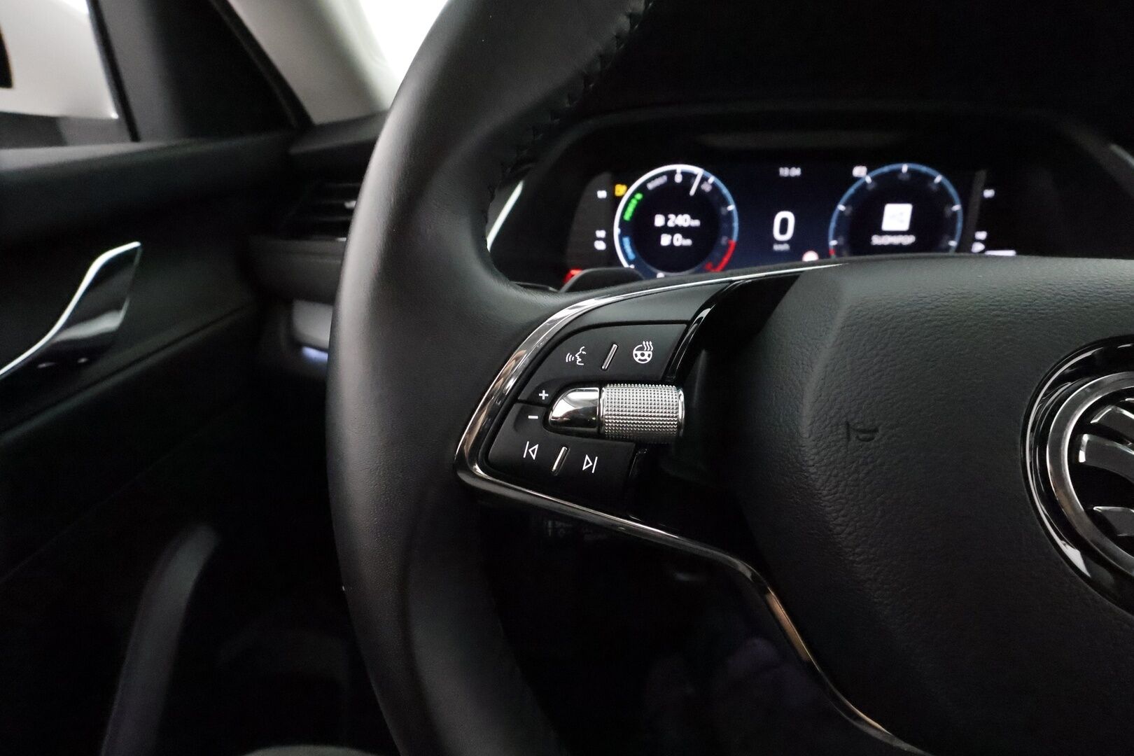 Skoda Octavia 2021 Combi 1.4 TSI PHEV Style iV DSG Autom. ** Webasto / Adapt.Vakkari / Matrix-LED / P.Kamera / Canton / Muistipenkki ** - 2x Latauskaapelit / Kahdet renkaat / Akku Kuntotarkistettu!