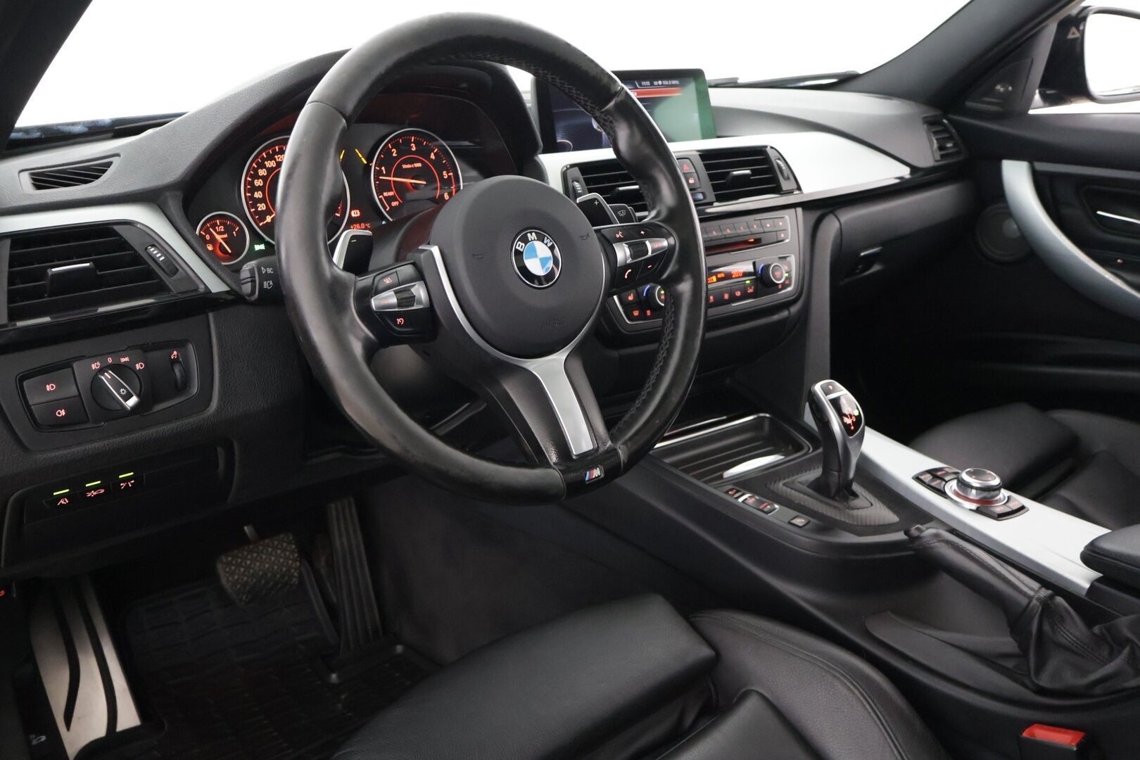 BMW 330 2013 d A xDrive M-Sport *Adapt.M alusta * Webasto / HUD / H&K / Comfort Access / Panorama / P-Kamera / Prof Navi * - Huollot tehty hyvin / Renkaat hyvässä kunnossa / Huippu varusteet!