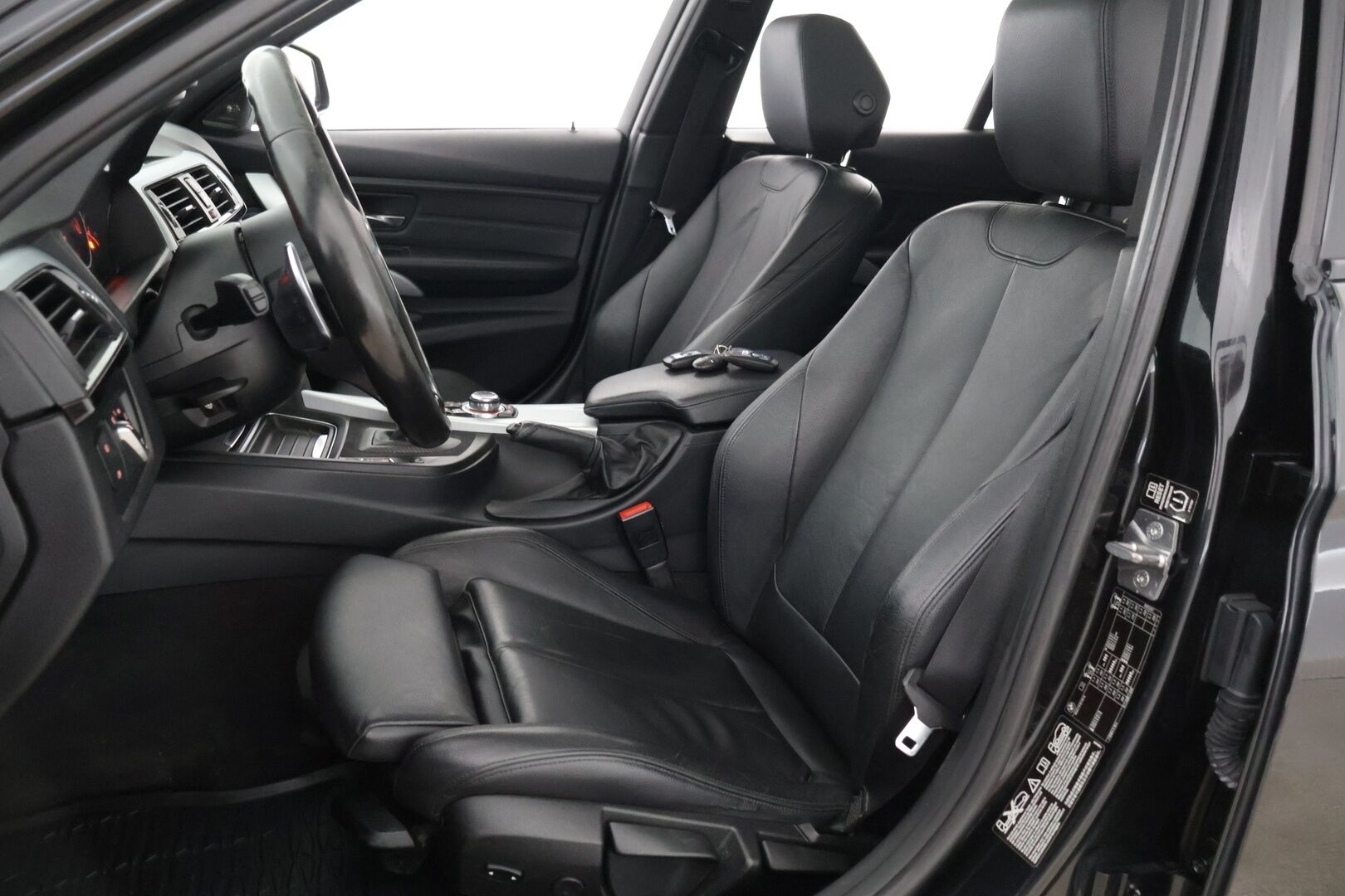 BMW 330 2013 d A xDrive M-Sport *Adapt.M alusta * Webasto / HUD / H&K / Comfort Access / Panorama / P-Kamera / Prof Navi * - Huollot tehty hyvin / Renkaat hyvässä kunnossa / Huippu varusteet!